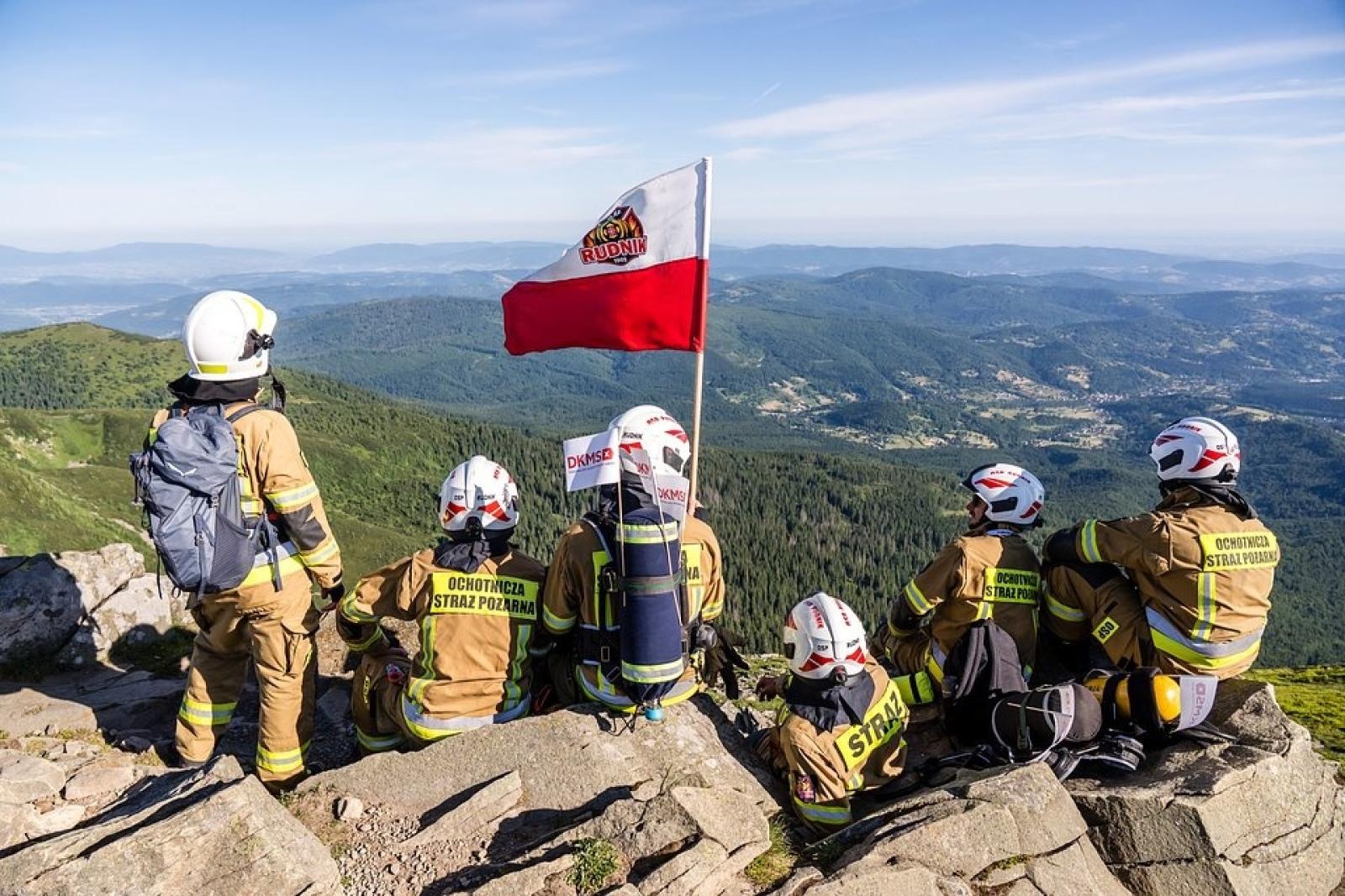 Zdjęcie w galerii na portalu naszraciborz.pl: Piąta górska wyprawa strażaków zakończona sukcesem. Ze szczytu Babiej Góry wybrzmiał apel - zostań potencjalnym dawcą szpiku! wiadomości z regionu