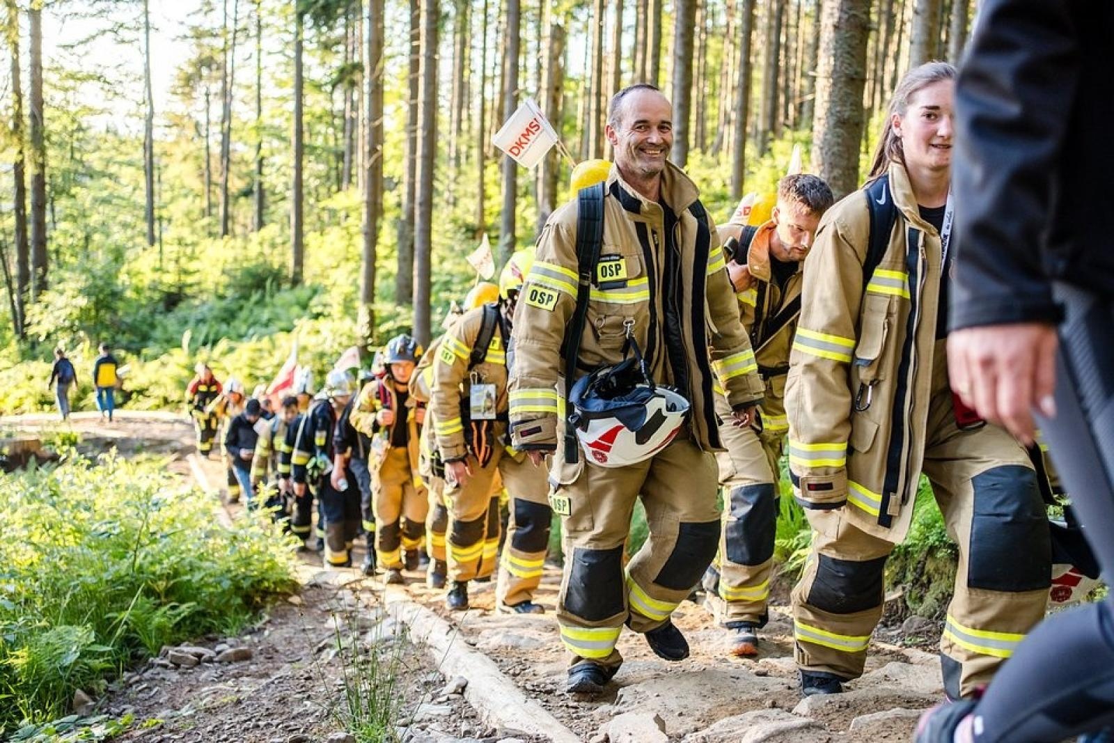 Zdjęcie w galerii na portalu naszraciborz.pl: Piąta górska wyprawa strażaków zakończona sukcesem. Ze szczytu Babiej Góry wybrzmiał apel - zostań potencjalnym dawcą szpiku! wiadomości z regionu