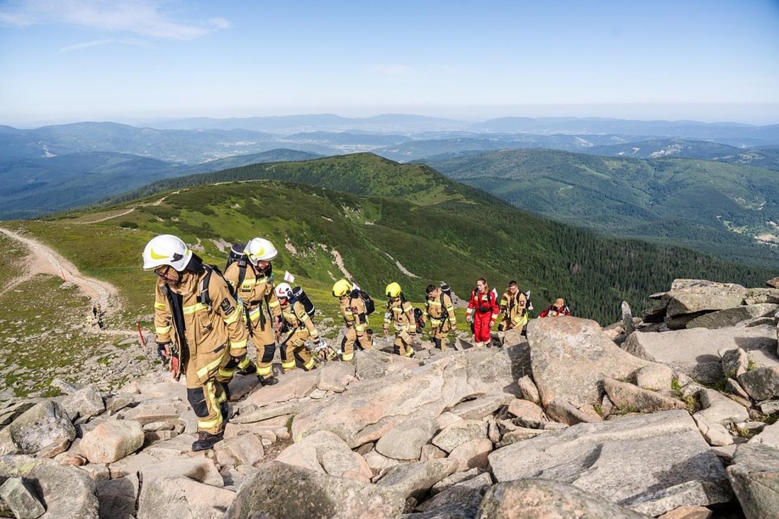 Zdjęcie w galerii na portalu naszraciborz.pl: Piąta górska wyprawa strażaków zakończona sukcesem. Ze szczytu Babiej Góry wybrzmiał apel - zostań potencjalnym dawcą szpiku! wiadomości z regionu