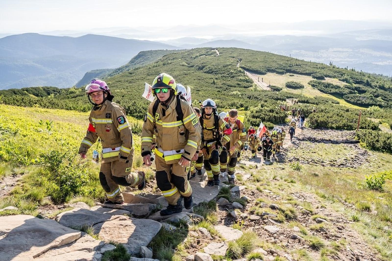 Zdjęcie w galerii na portalu naszraciborz.pl: Piąta górska wyprawa strażaków zakończona sukcesem. Ze szczytu Babiej Góry wybrzmiał apel - zostań potencjalnym dawcą szpiku! wiadomości z regionu