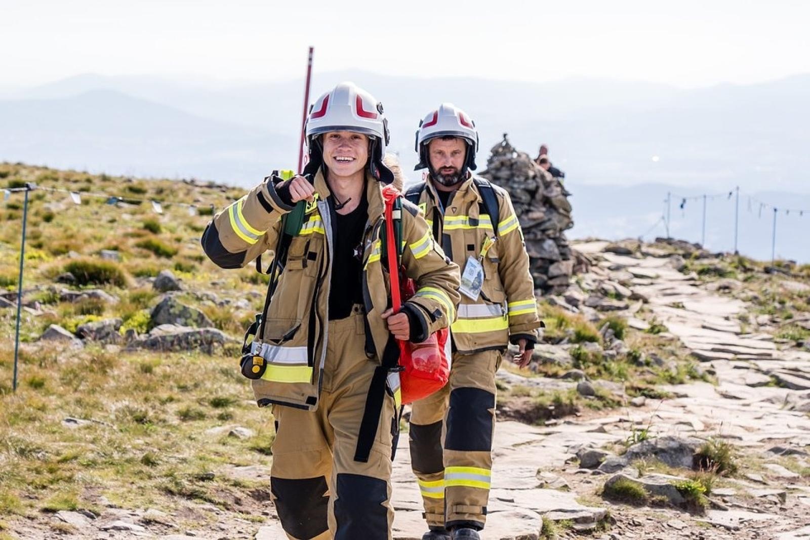 Zdjęcie w galerii na portalu naszraciborz.pl: Piąta górska wyprawa strażaków zakończona sukcesem. Ze szczytu Babiej Góry wybrzmiał apel - zostań potencjalnym dawcą szpiku! wiadomości z regionu