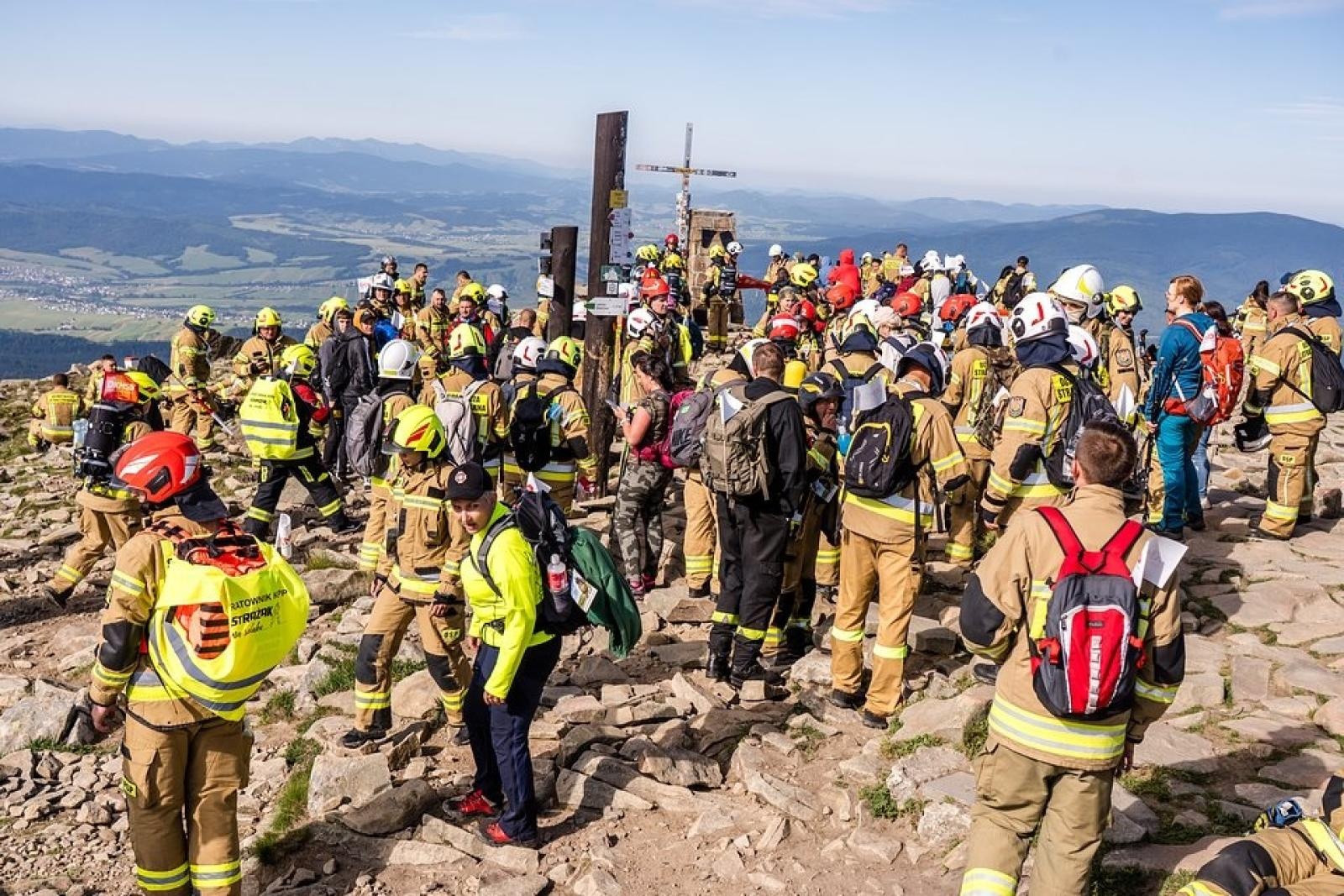 Zdjęcie w galerii na portalu naszraciborz.pl: Piąta górska wyprawa strażaków zakończona sukcesem. Ze szczytu Babiej Góry wybrzmiał apel - zostań potencjalnym dawcą szpiku! wiadomości z regionu