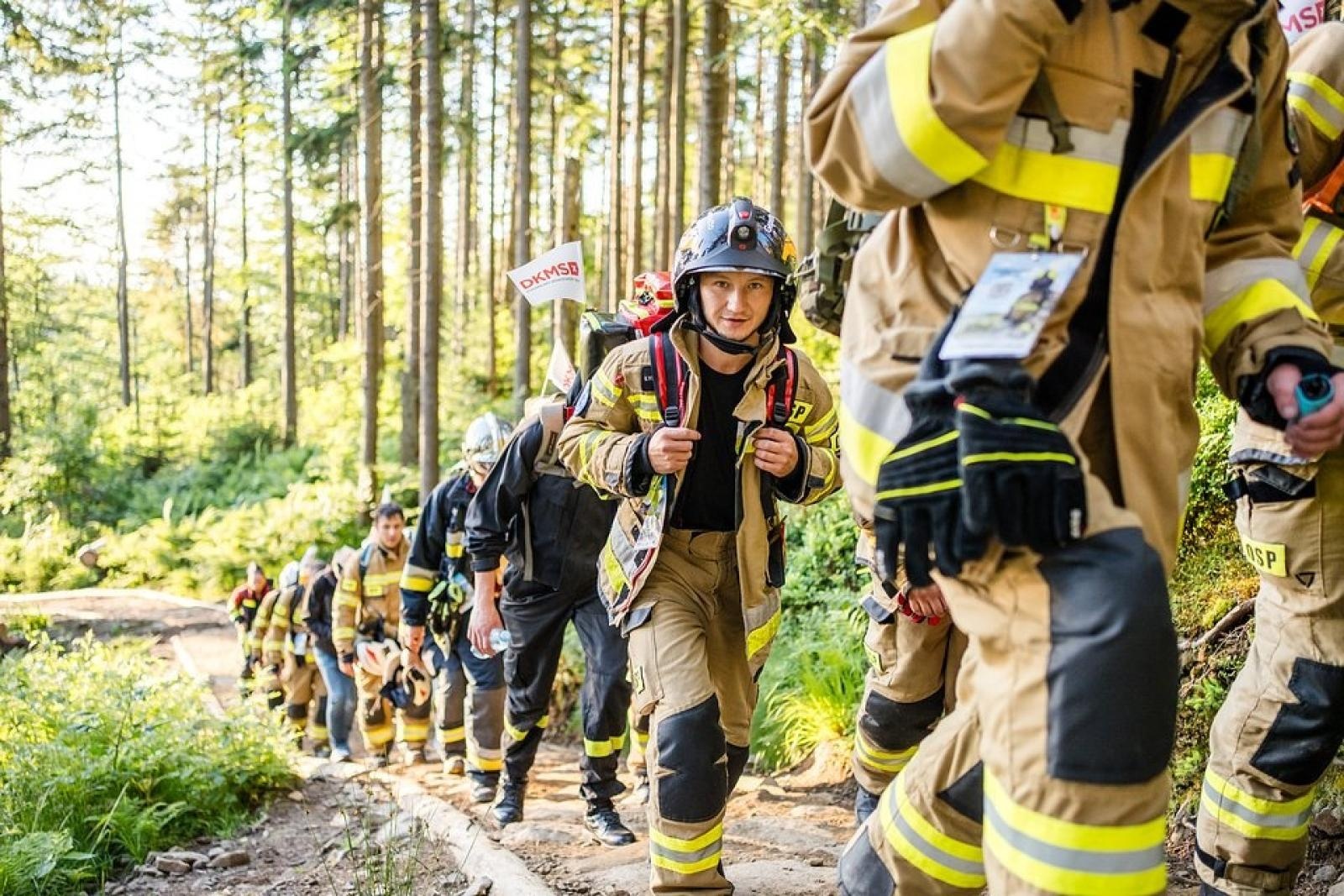 Zdjęcie w galerii na portalu naszraciborz.pl: Piąta górska wyprawa strażaków zakończona sukcesem. Ze szczytu Babiej Góry wybrzmiał apel - zostań potencjalnym dawcą szpiku! wiadomości z regionu