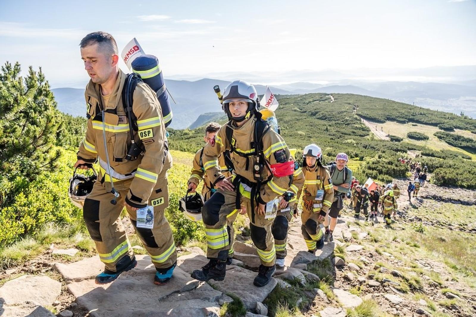 Zdjęcie w galerii na portalu naszraciborz.pl: Piąta górska wyprawa strażaków zakończona sukcesem. Ze szczytu Babiej Góry wybrzmiał apel - zostań potencjalnym dawcą szpiku! wiadomości z regionu