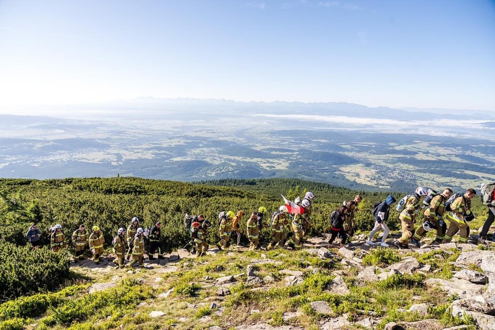 Zdjęcie w galerii na portalu naszraciborz.pl: Piąta górska wyprawa strażaków zakończona sukcesem. Ze szczytu Babiej Góry wybrzmiał apel - zostań potencjalnym dawcą szpiku! wiadomości z regionu