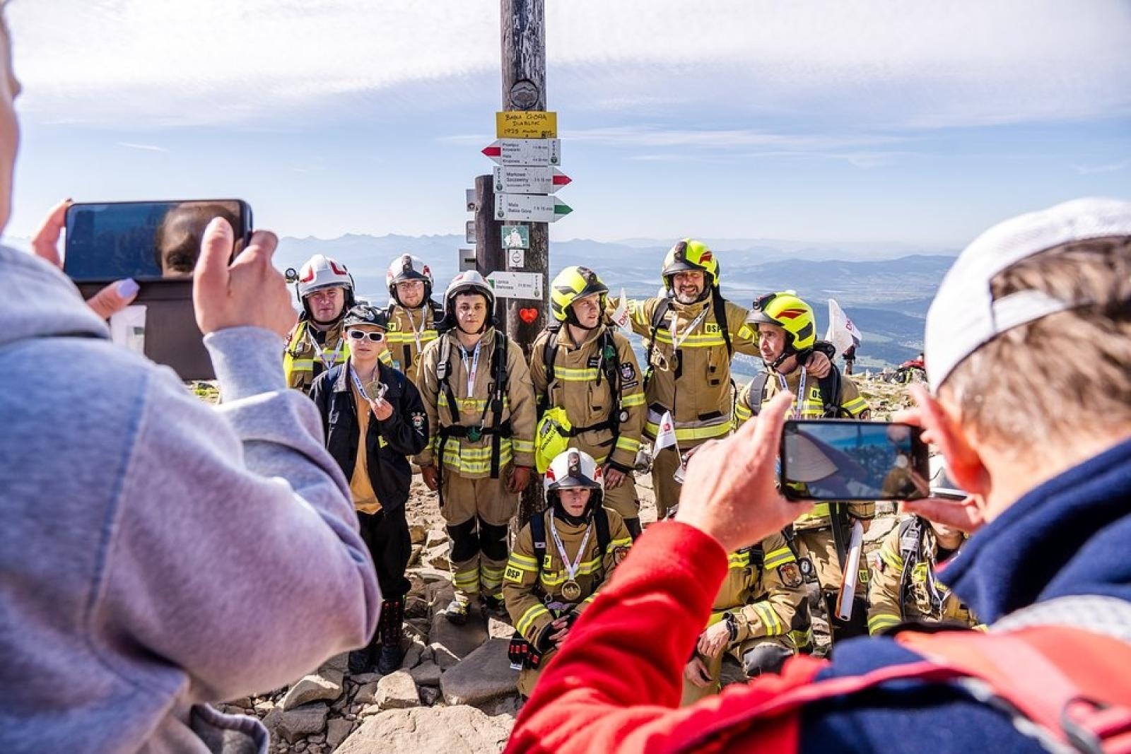 Zdjęcie w galerii na portalu naszraciborz.pl: Piąta górska wyprawa strażaków zakończona sukcesem. Ze szczytu Babiej Góry wybrzmiał apel - zostań potencjalnym dawcą szpiku! wiadomości z regionu