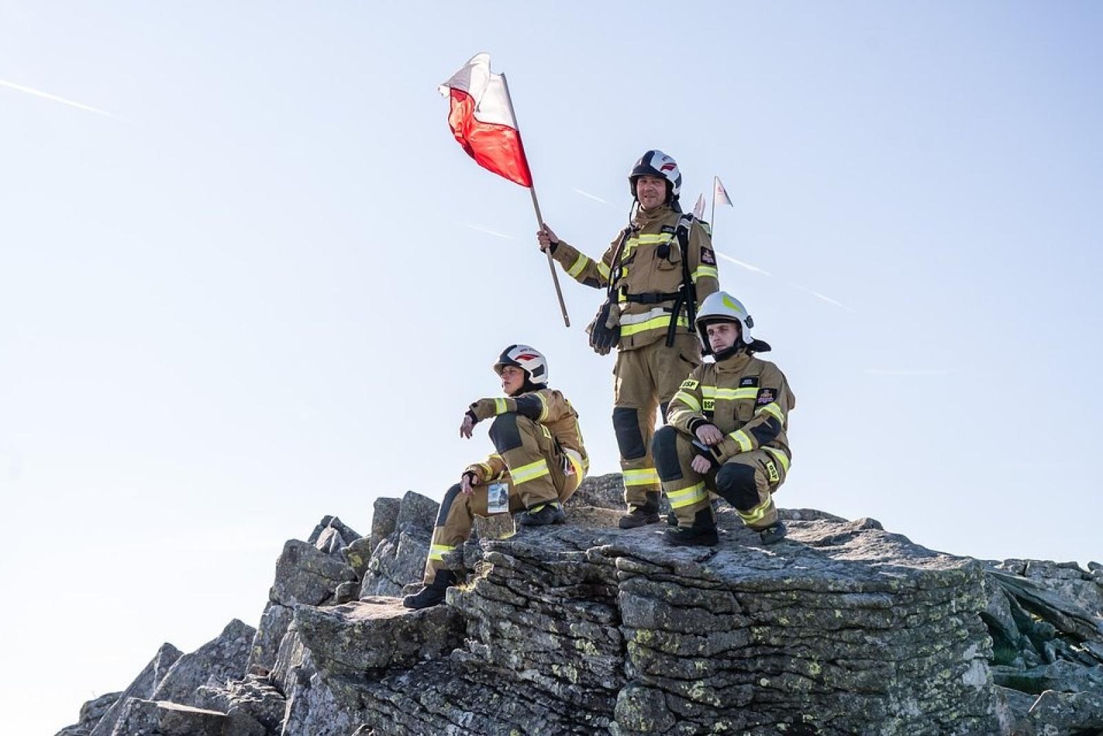 Zdjęcie w galerii na portalu naszraciborz.pl: Piąta górska wyprawa strażaków zakończona sukcesem. Ze szczytu Babiej Góry wybrzmiał apel - zostań potencjalnym dawcą szpiku! wiadomości z regionu