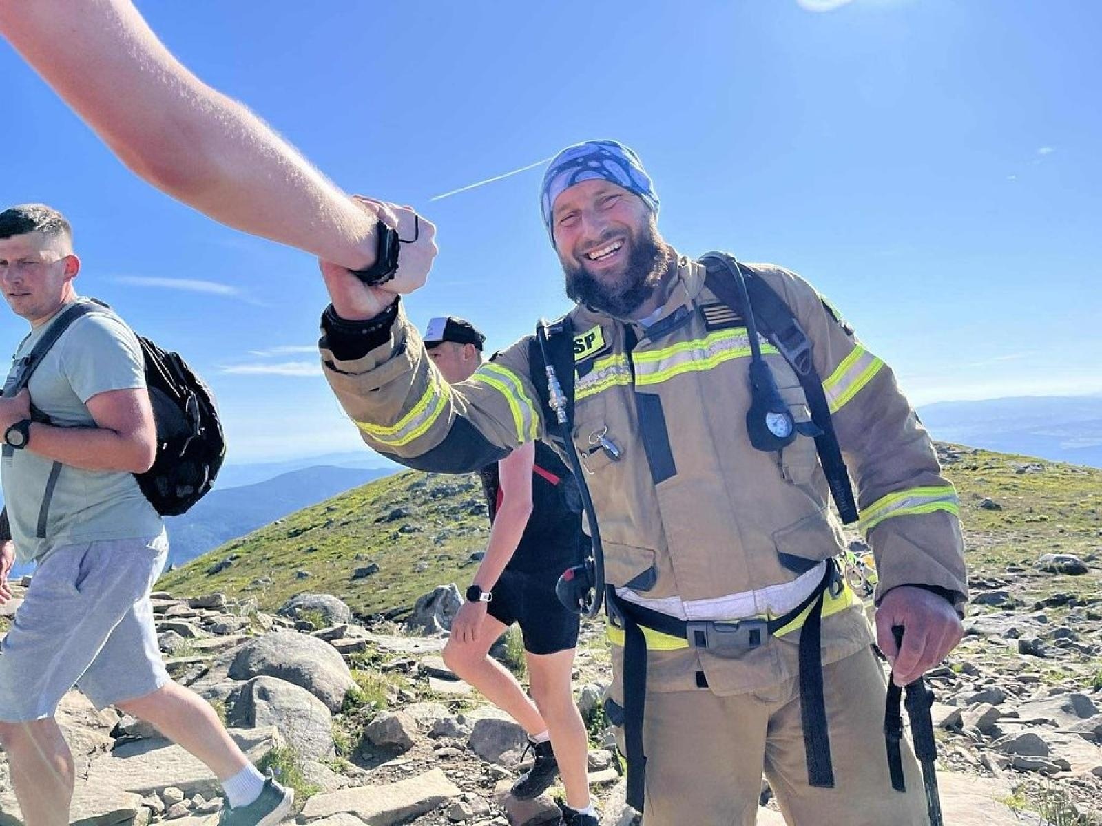 Zdjęcie w galerii na portalu naszraciborz.pl: Piąta górska wyprawa strażaków zakończona sukcesem. Ze szczytu Babiej Góry wybrzmiał apel - zostań potencjalnym dawcą szpiku! wiadomości z regionu