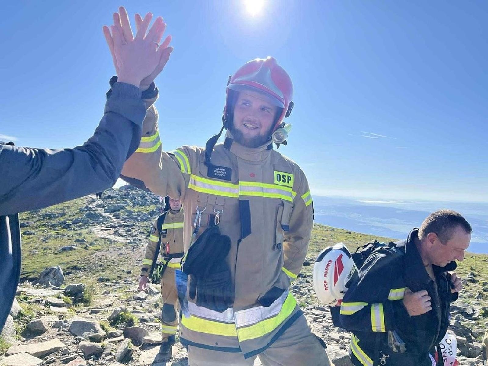 Zdjęcie w galerii na portalu naszraciborz.pl: Piąta górska wyprawa strażaków zakończona sukcesem. Ze szczytu Babiej Góry wybrzmiał apel - zostań potencjalnym dawcą szpiku! wiadomości z regionu