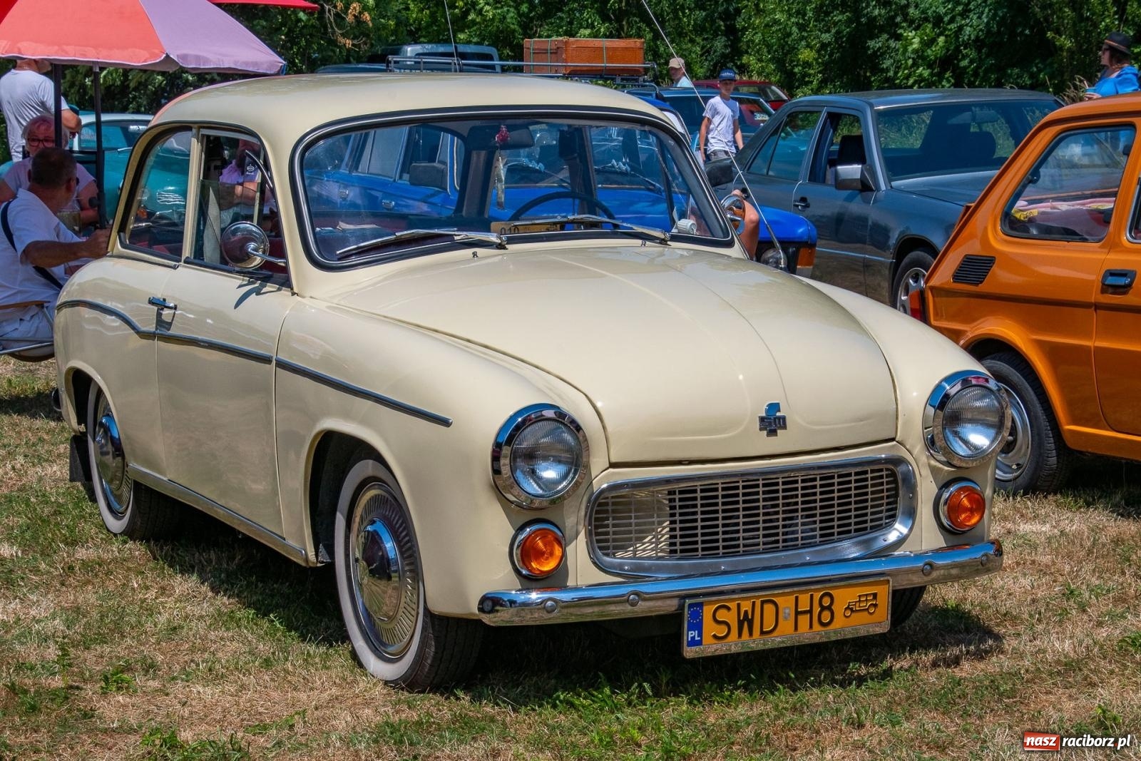 Zdjęcie w galerii na portalu naszraciborz.pl: Historyczne pojazdy w historycznym miejscu. Zlot Pojazdów Zabytkowych w Sławikowie [FOTO i WIDEO] wiadomości z regionu