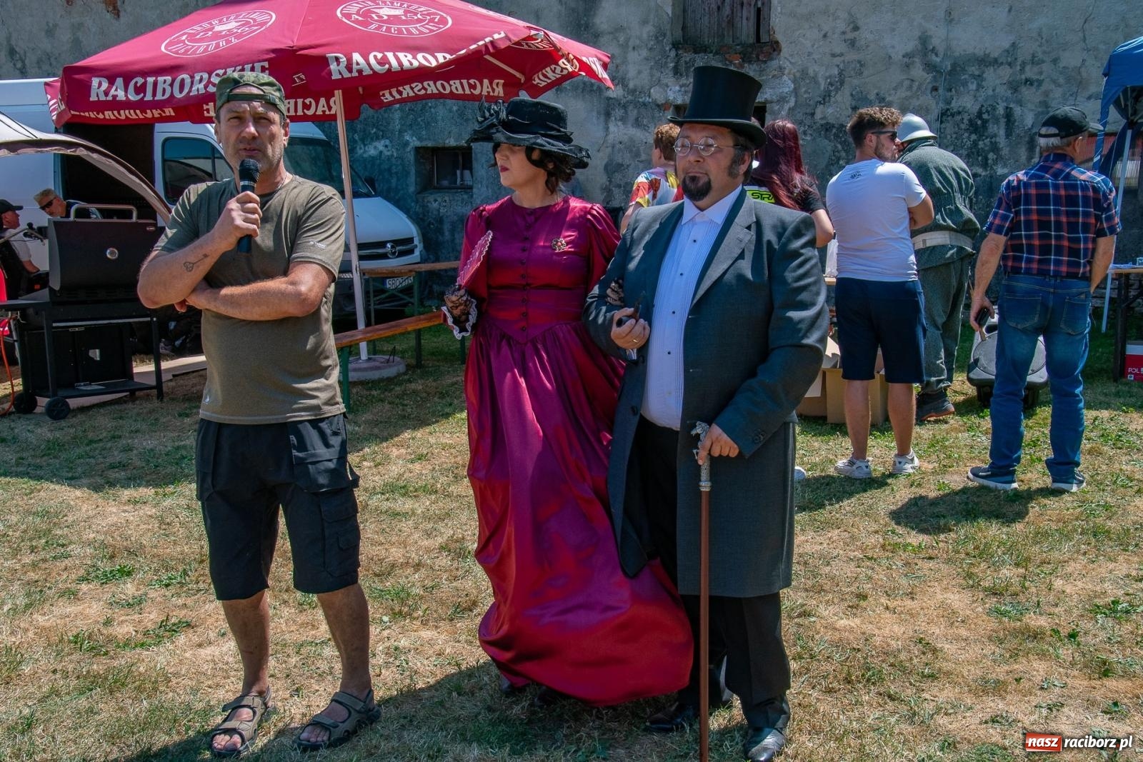 Zdjęcie w galerii na portalu naszraciborz.pl: Historyczne pojazdy w historycznym miejscu. Zlot Pojazdów Zabytkowych w Sławikowie [FOTO i WIDEO] wiadomości z regionu