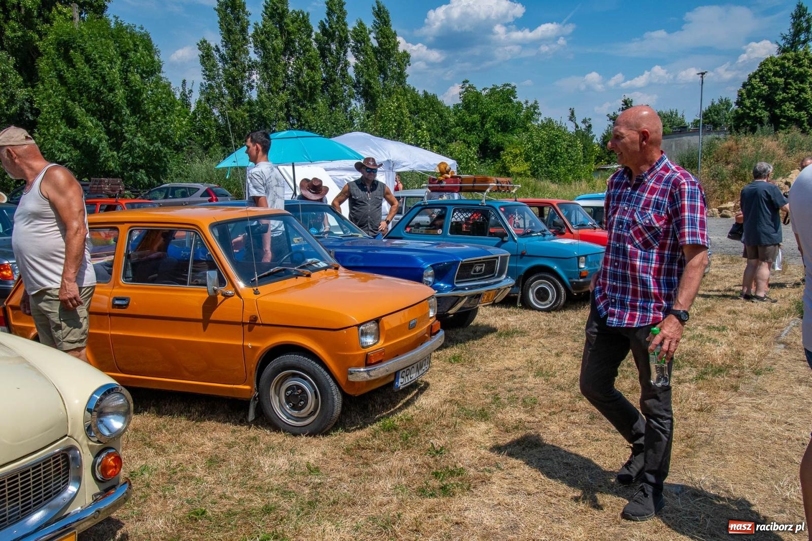 Zdjęcie w galerii na portalu naszraciborz.pl: Historyczne pojazdy w historycznym miejscu. Zlot Pojazdów Zabytkowych w Sławikowie [FOTO i WIDEO] wiadomości z regionu