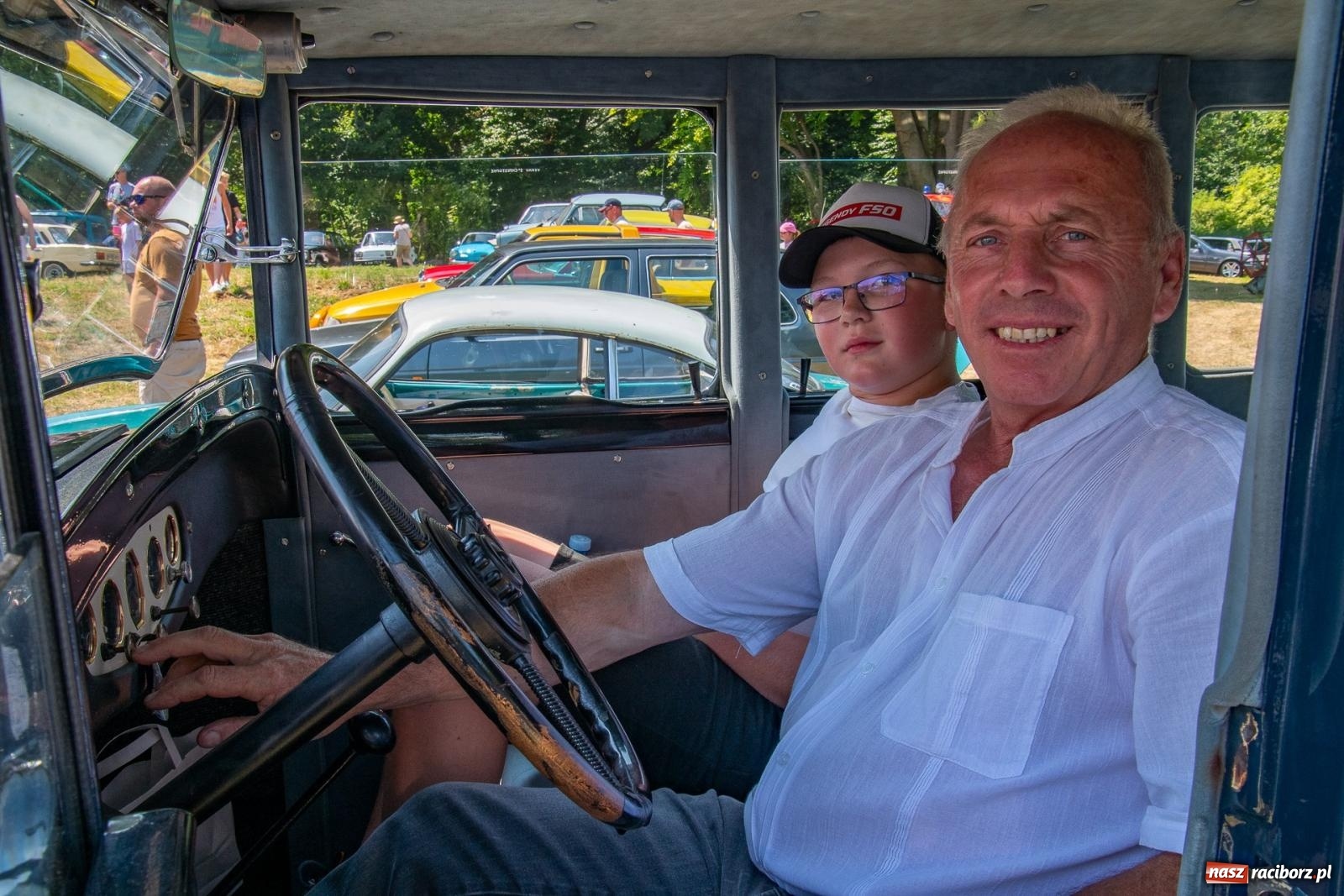 Zdjęcie w galerii na portalu naszraciborz.pl: Historyczne pojazdy w historycznym miejscu. Zlot Pojazdów Zabytkowych w Sławikowie [FOTO i WIDEO] wiadomości z regionu