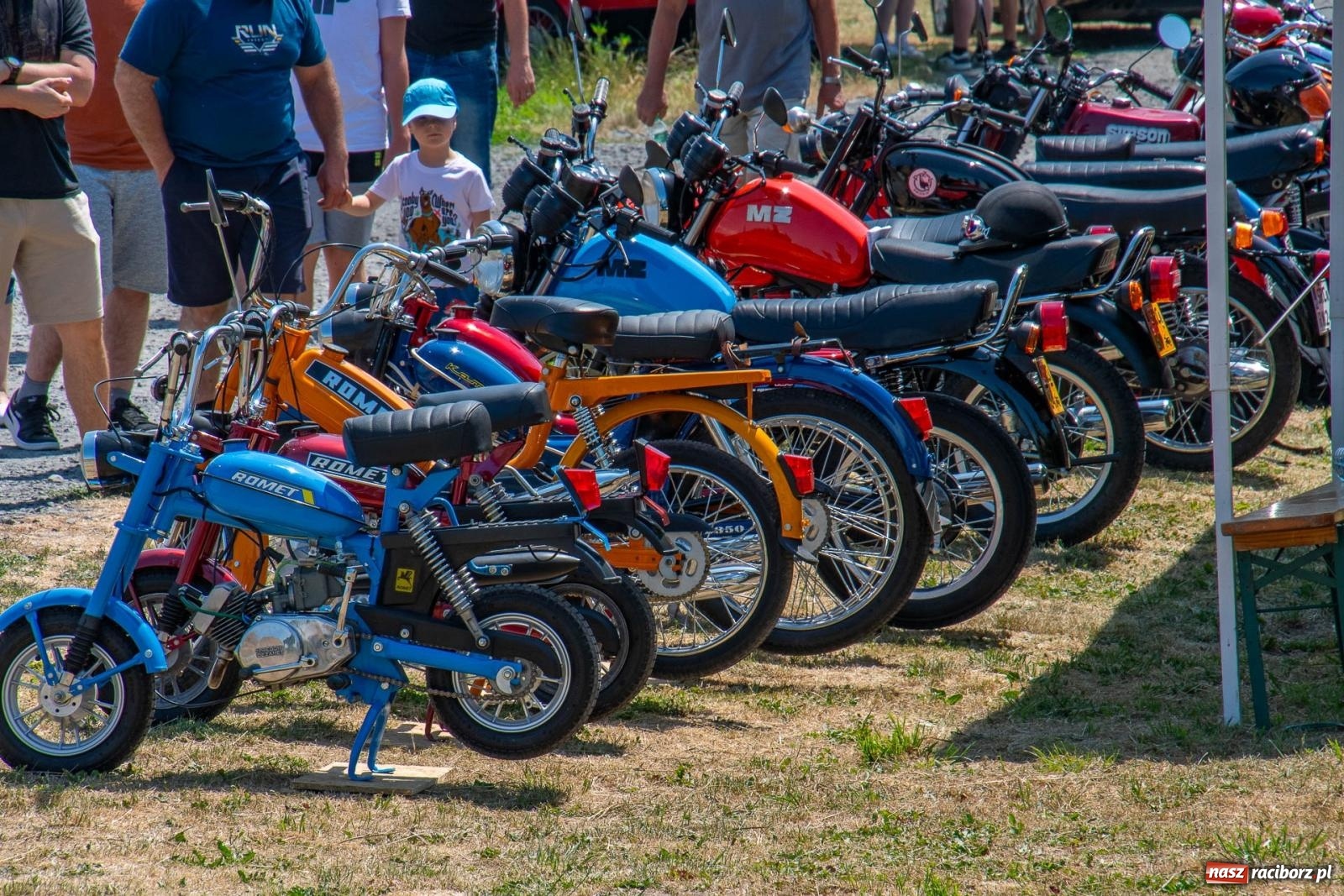 Zdjęcie w galerii na portalu naszraciborz.pl: Historyczne pojazdy w historycznym miejscu. Zlot Pojazdów Zabytkowych w Sławikowie [FOTO i WIDEO] wiadomości z regionu