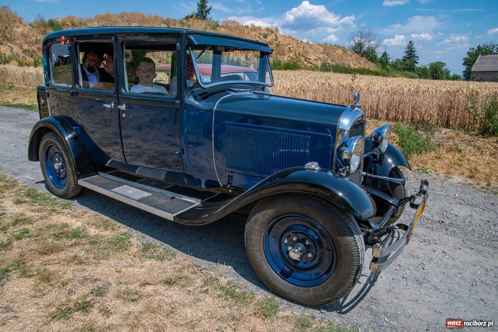 Zdjęcie w galerii na portalu naszraciborz.pl: Historyczne pojazdy w historycznym miejscu. Zlot Pojazdów Zabytkowych w Sławikowie [FOTO i WIDEO] wiadomości z regionu