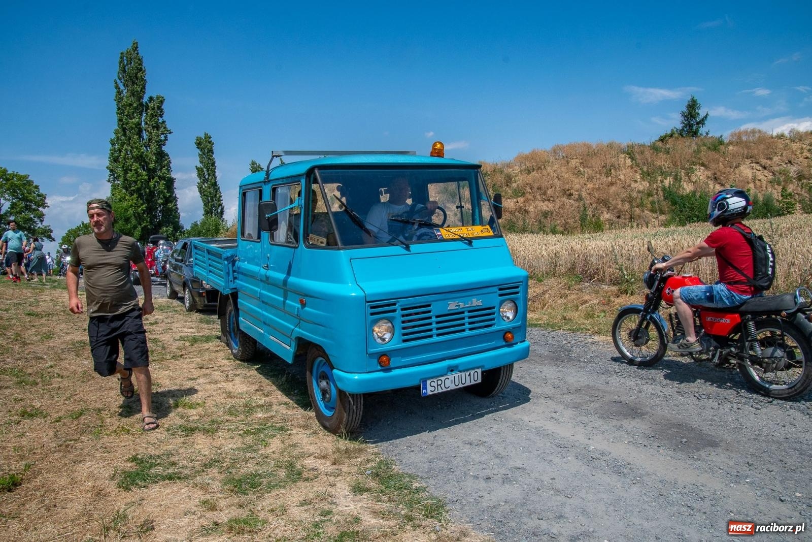 Zdjęcie w galerii na portalu naszraciborz.pl: Historyczne pojazdy w historycznym miejscu. Zlot Pojazdów Zabytkowych w Sławikowie [FOTO i WIDEO] wiadomości z regionu