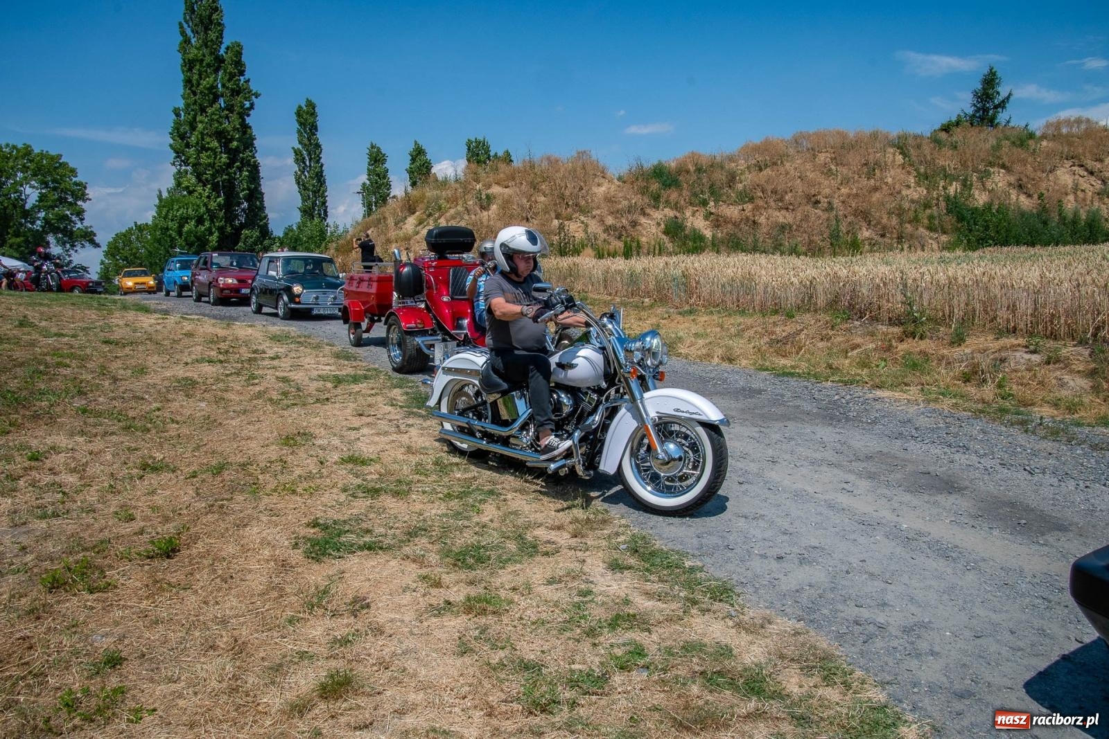 Zdjęcie w galerii na portalu naszraciborz.pl: Historyczne pojazdy w historycznym miejscu. Zlot Pojazdów Zabytkowych w Sławikowie [FOTO i WIDEO] wiadomości z regionu