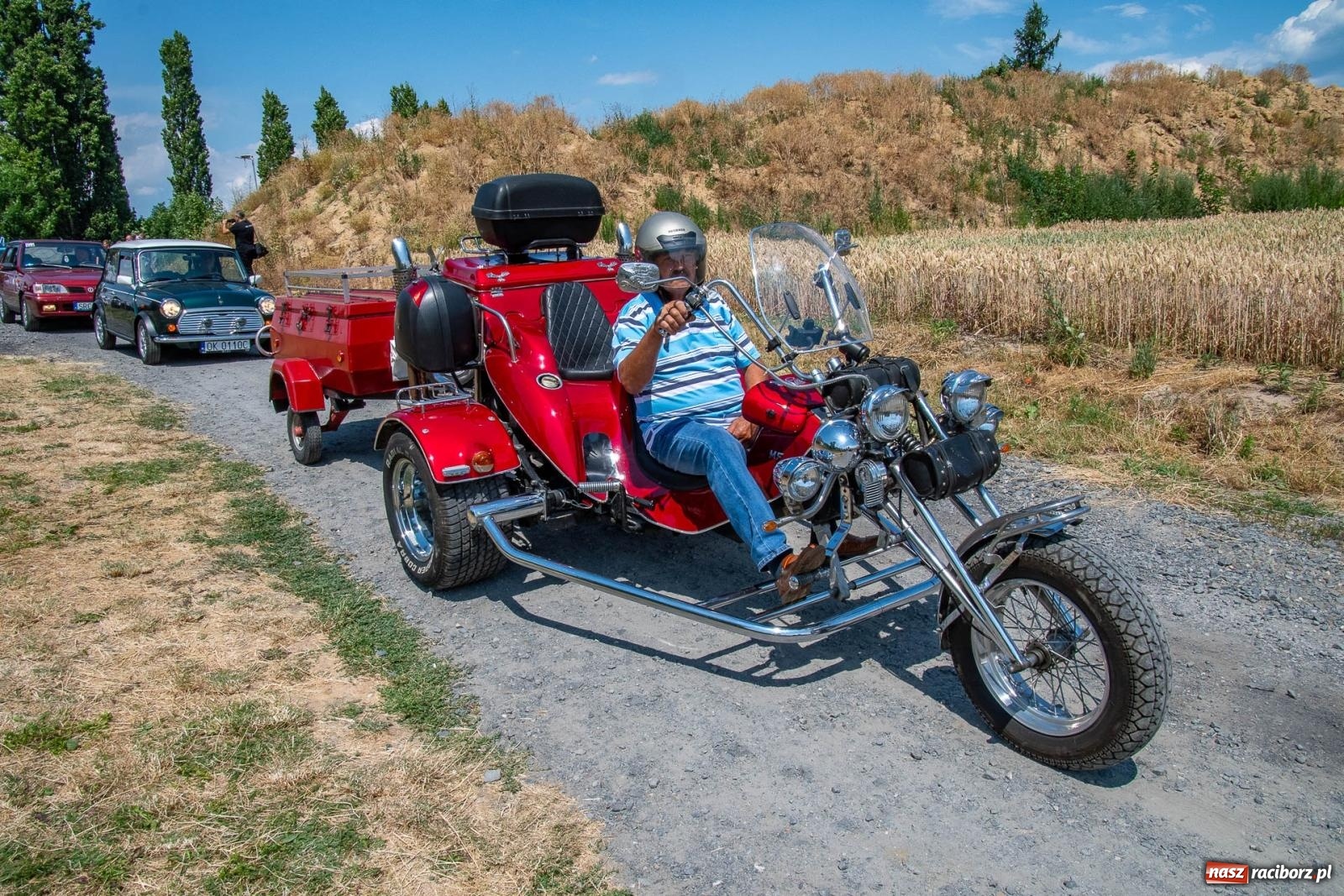 Zdjęcie w galerii na portalu naszraciborz.pl: Historyczne pojazdy w historycznym miejscu. Zlot Pojazdów Zabytkowych w Sławikowie [FOTO i WIDEO] wiadomości z regionu
