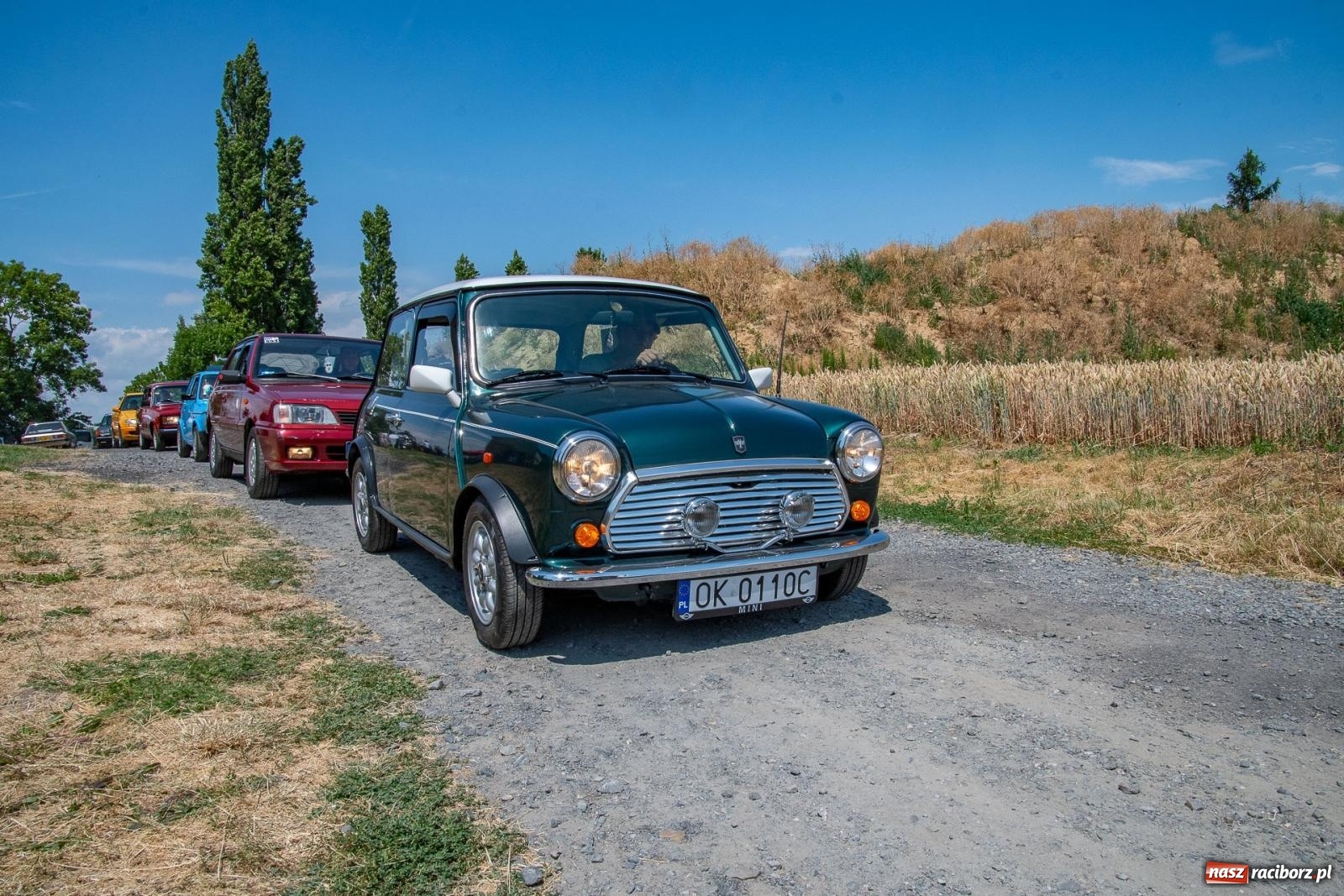 Zdjęcie w galerii na portalu naszraciborz.pl: Historyczne pojazdy w historycznym miejscu. Zlot Pojazdów Zabytkowych w Sławikowie [FOTO i WIDEO] wiadomości z regionu