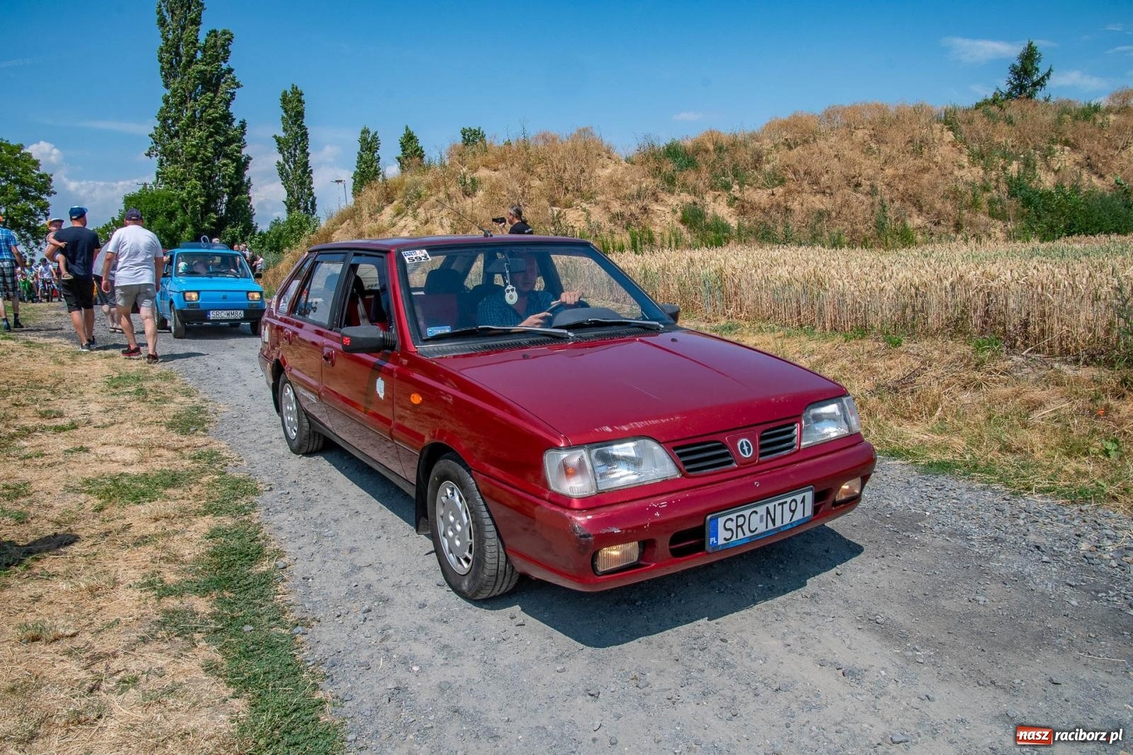 Zdjęcie w galerii na portalu naszraciborz.pl: Historyczne pojazdy w historycznym miejscu. Zlot Pojazdów Zabytkowych w Sławikowie [FOTO i WIDEO] wiadomości z regionu