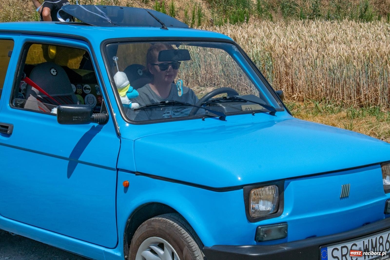 Zdjęcie w galerii na portalu naszraciborz.pl: Historyczne pojazdy w historycznym miejscu. Zlot Pojazdów Zabytkowych w Sławikowie [FOTO i WIDEO] wiadomości z regionu