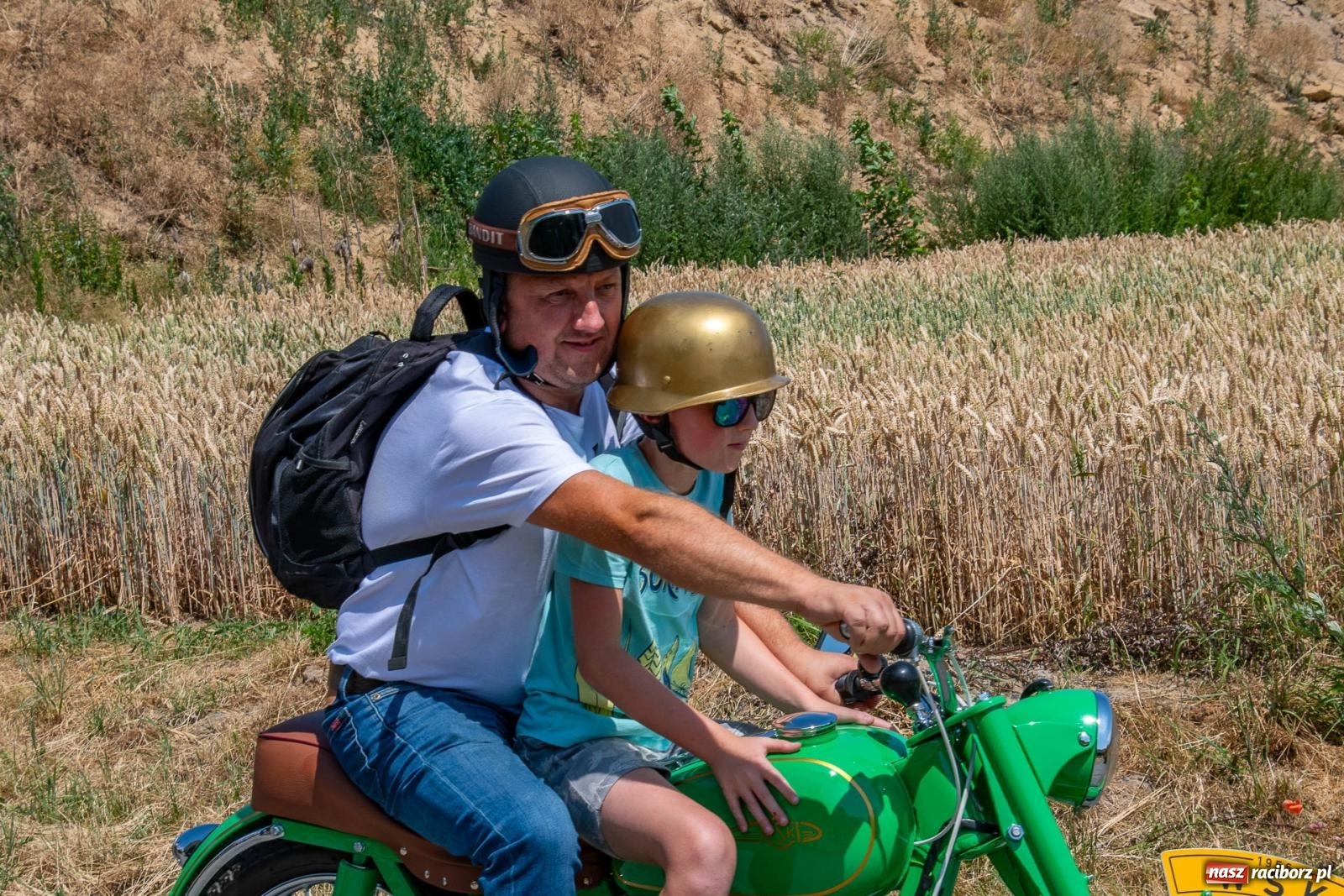 Zdjęcie w galerii na portalu naszraciborz.pl: Historyczne pojazdy w historycznym miejscu. Zlot Pojazdów Zabytkowych w Sławikowie [FOTO i WIDEO] wiadomości z regionu