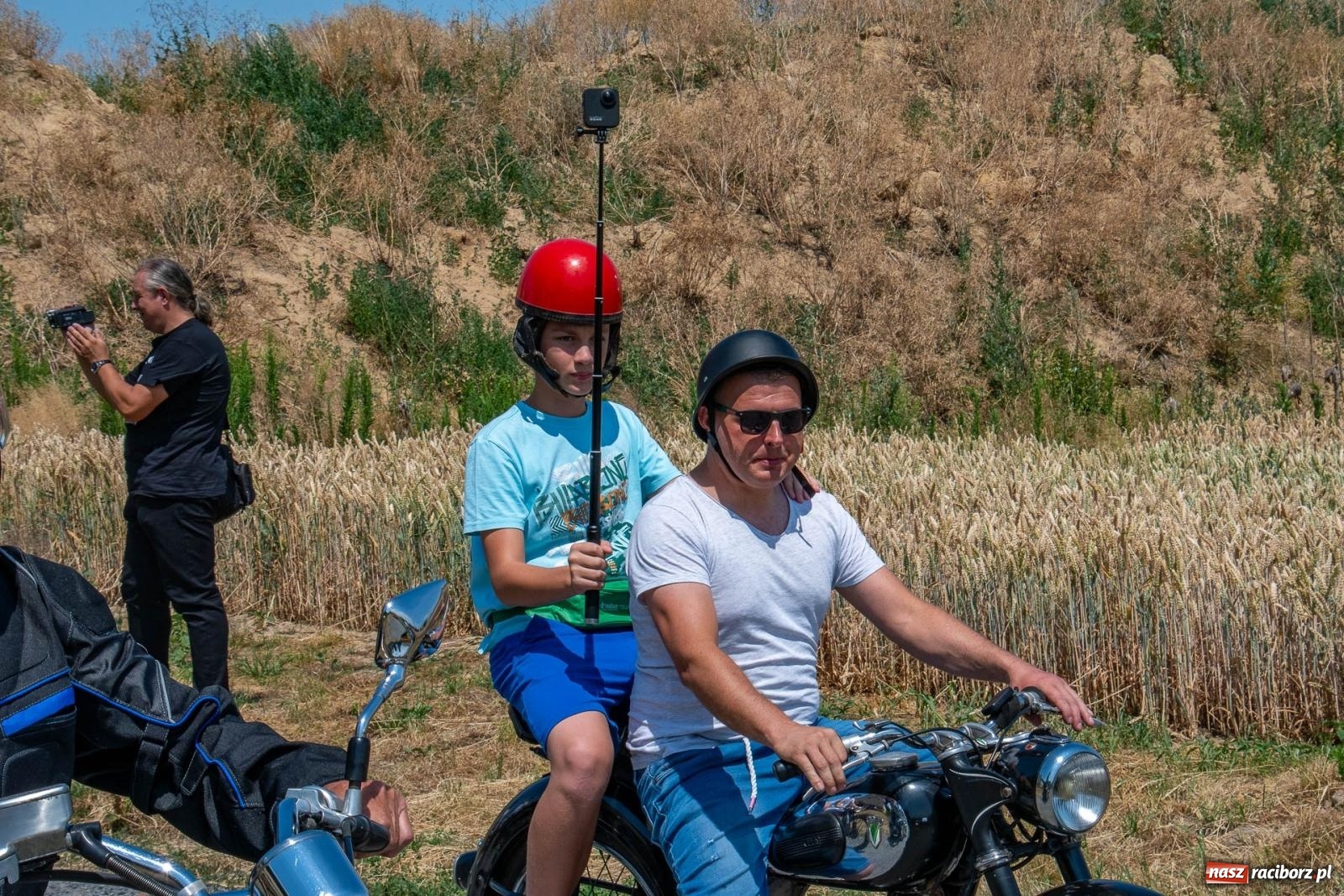 Zdjęcie w galerii na portalu naszraciborz.pl: Historyczne pojazdy w historycznym miejscu. Zlot Pojazdów Zabytkowych w Sławikowie [FOTO i WIDEO] wiadomości z regionu