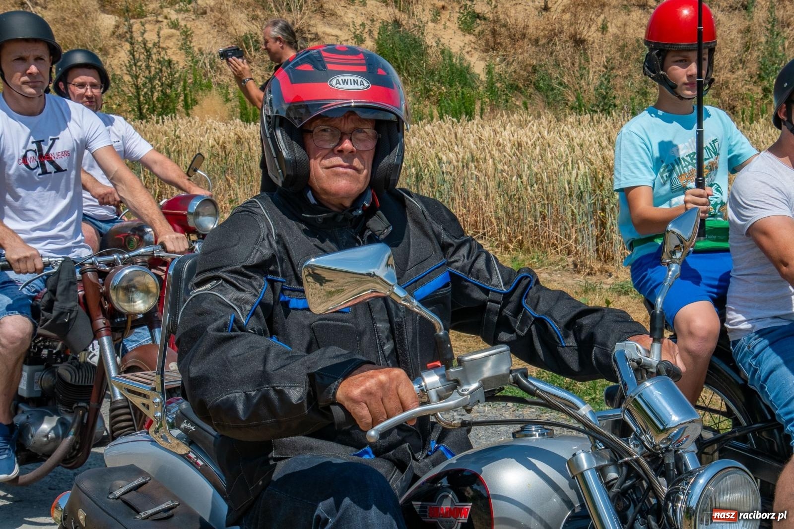 Zdjęcie w galerii na portalu naszraciborz.pl: Historyczne pojazdy w historycznym miejscu. Zlot Pojazdów Zabytkowych w Sławikowie [FOTO i WIDEO] wiadomości z regionu