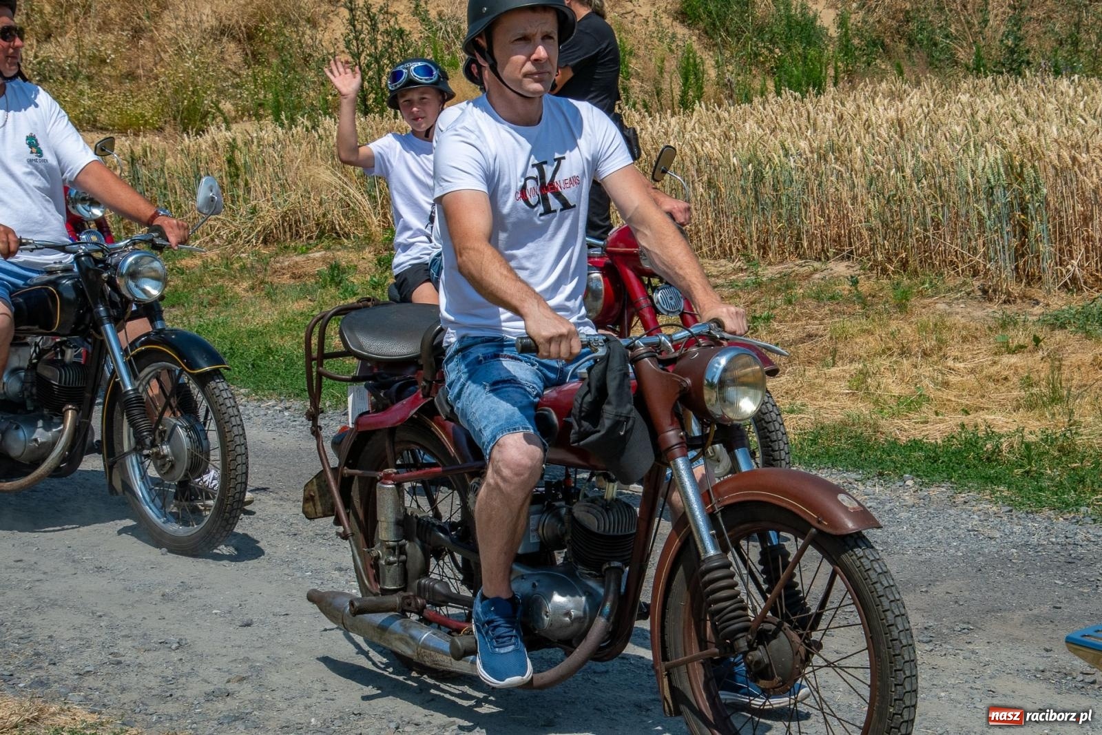 Zdjęcie w galerii na portalu naszraciborz.pl: Historyczne pojazdy w historycznym miejscu. Zlot Pojazdów Zabytkowych w Sławikowie [FOTO i WIDEO] wiadomości z regionu