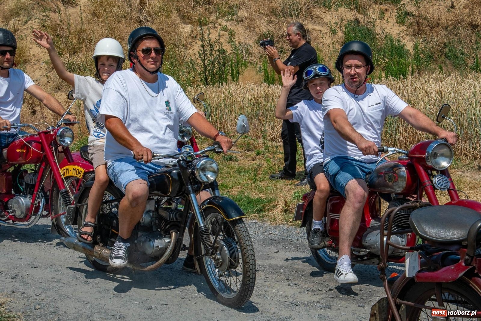 Zdjęcie w galerii na portalu naszraciborz.pl: Historyczne pojazdy w historycznym miejscu. Zlot Pojazdów Zabytkowych w Sławikowie [FOTO i WIDEO] wiadomości z regionu