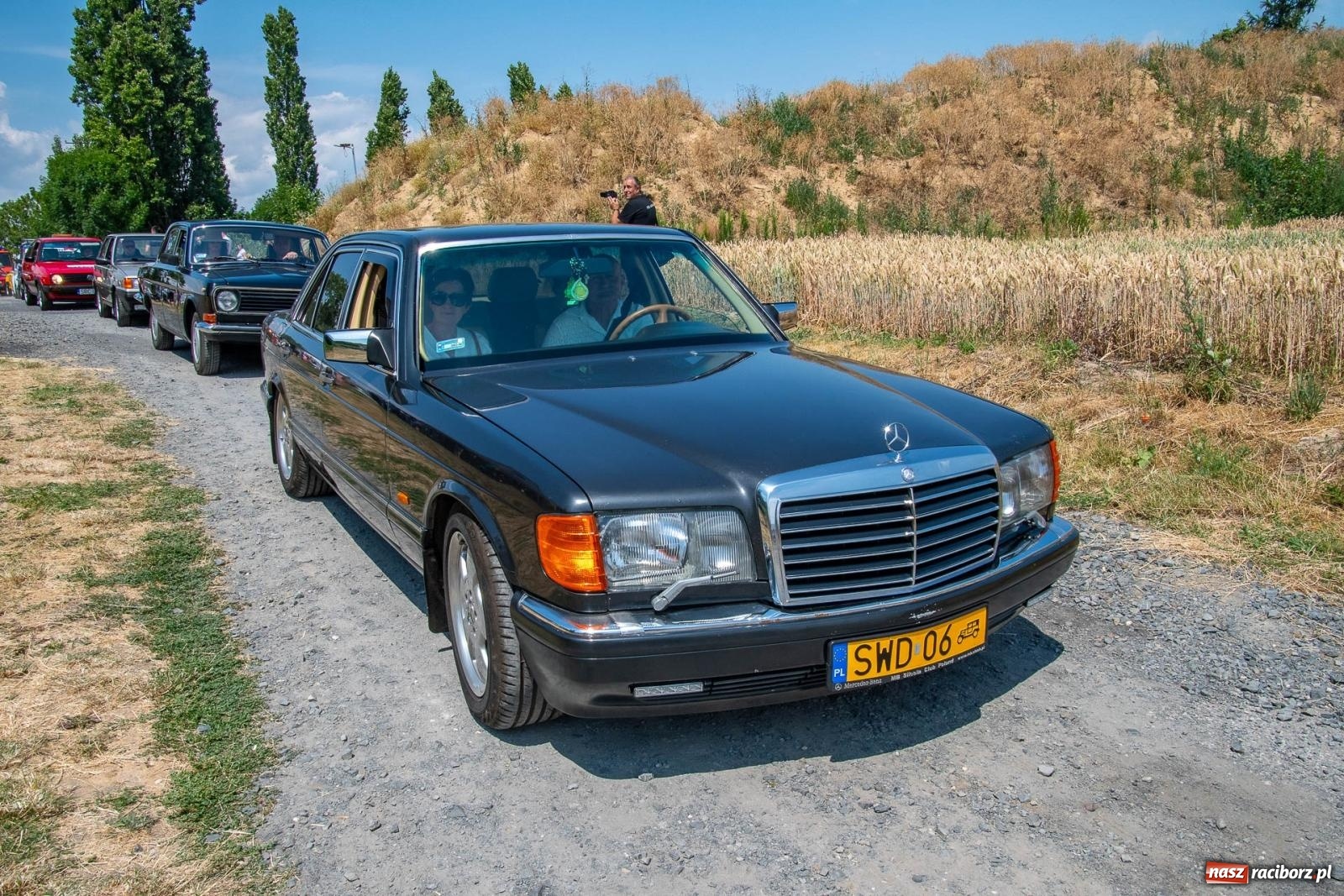 Zdjęcie w galerii na portalu naszraciborz.pl: Historyczne pojazdy w historycznym miejscu. Zlot Pojazdów Zabytkowych w Sławikowie [FOTO i WIDEO] wiadomości z regionu