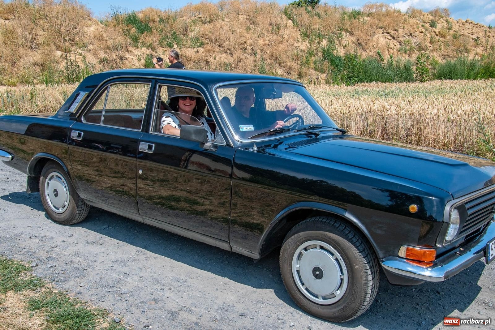 Zdjęcie w galerii na portalu naszraciborz.pl: Historyczne pojazdy w historycznym miejscu. Zlot Pojazdów Zabytkowych w Sławikowie [FOTO i WIDEO] wiadomości z regionu