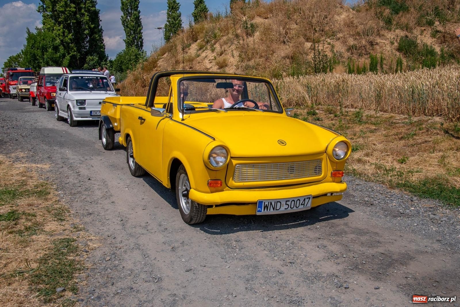 Zdjęcie w galerii na portalu naszraciborz.pl: Historyczne pojazdy w historycznym miejscu. Zlot Pojazdów Zabytkowych w Sławikowie [FOTO i WIDEO] wiadomości z regionu
