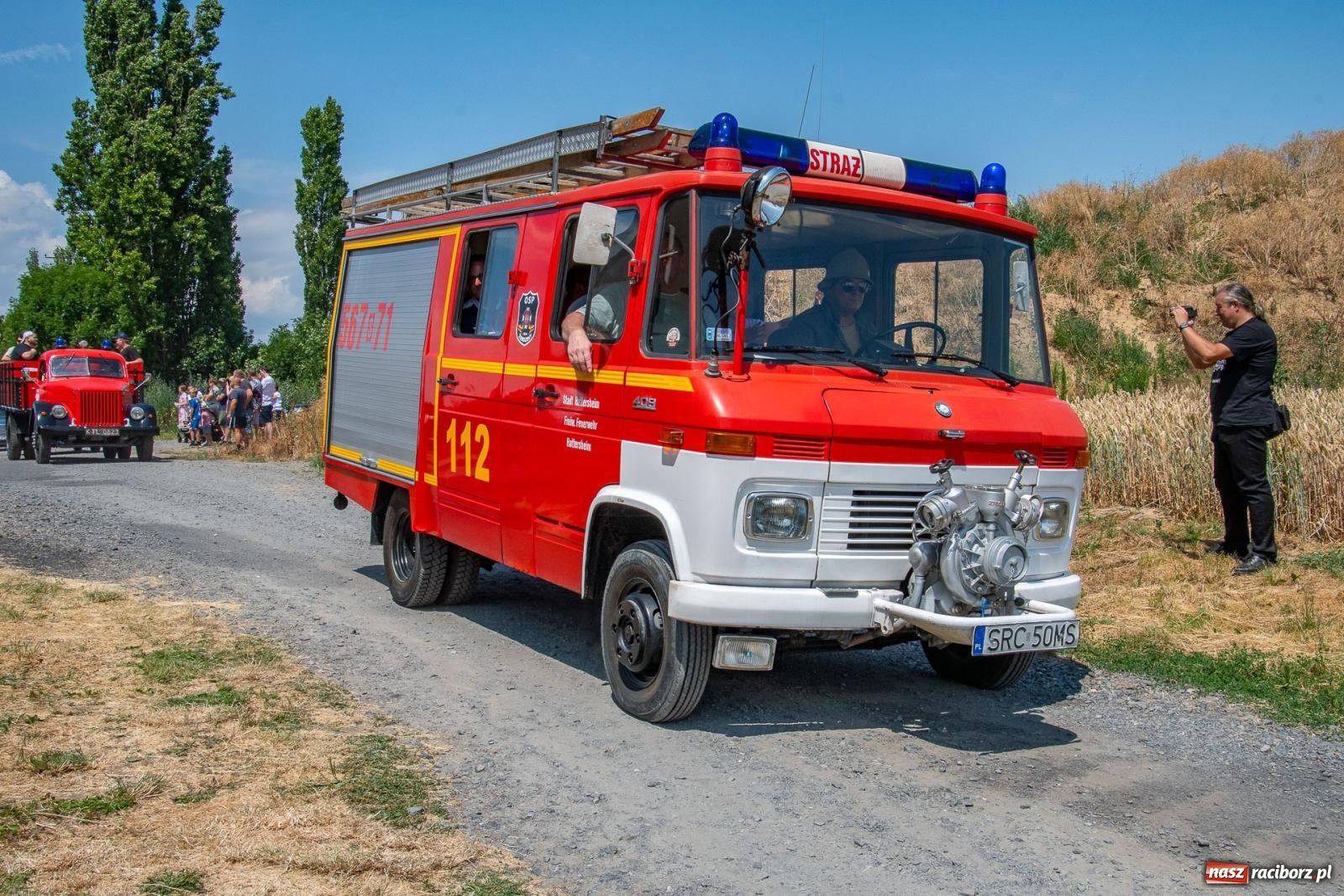Zdjęcie w galerii na portalu naszraciborz.pl: Historyczne pojazdy w historycznym miejscu. Zlot Pojazdów Zabytkowych w Sławikowie [FOTO i WIDEO] wiadomości z regionu