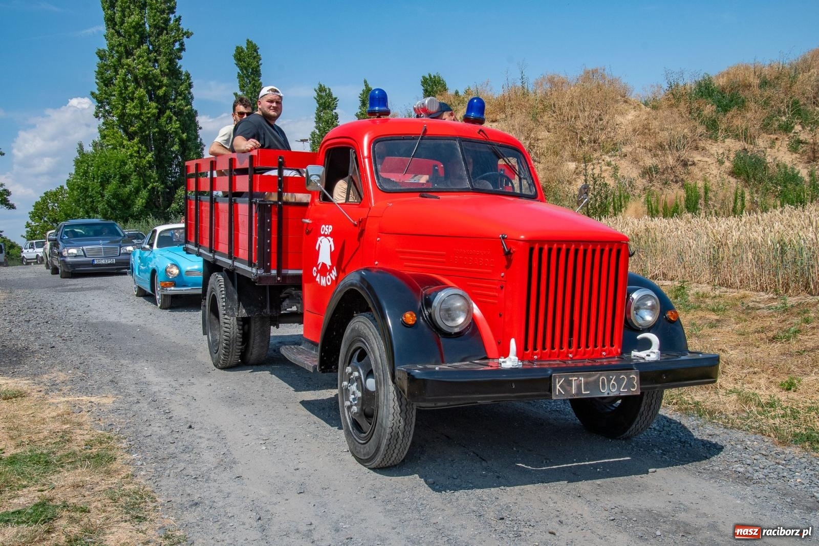 Zdjęcie w galerii na portalu naszraciborz.pl: Historyczne pojazdy w historycznym miejscu. Zlot Pojazdów Zabytkowych w Sławikowie [FOTO i WIDEO] wiadomości z regionu