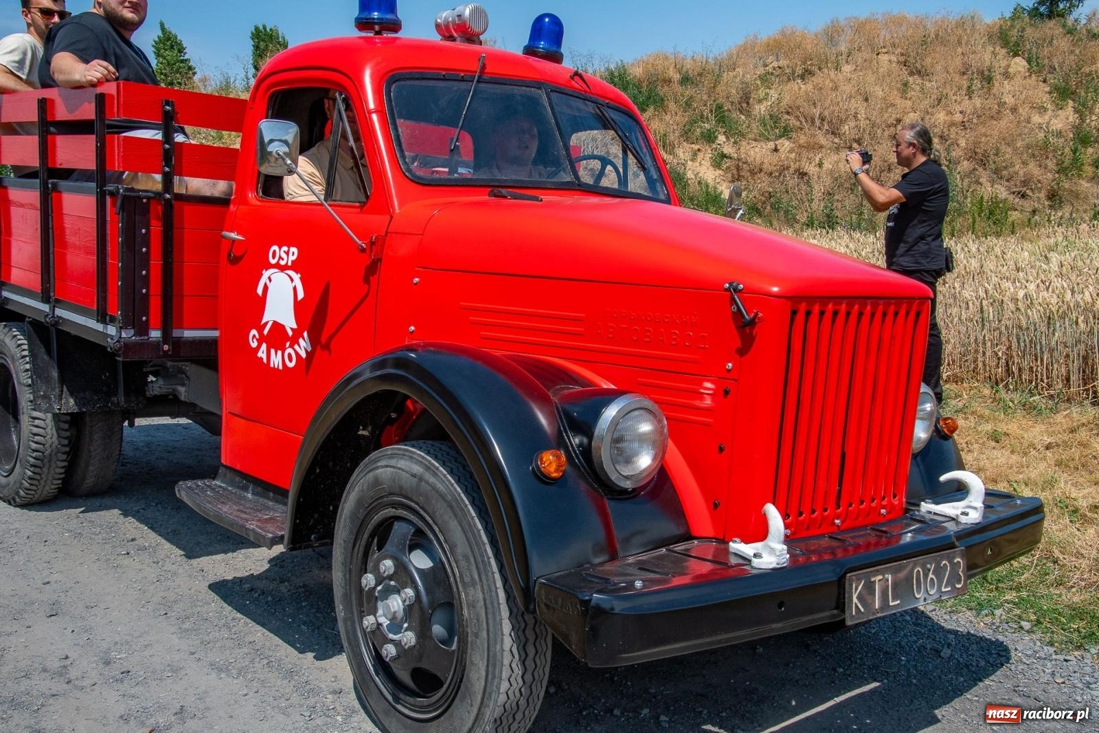 Zdjęcie w galerii na portalu naszraciborz.pl: Historyczne pojazdy w historycznym miejscu. Zlot Pojazdów Zabytkowych w Sławikowie [FOTO i WIDEO] wiadomości z regionu