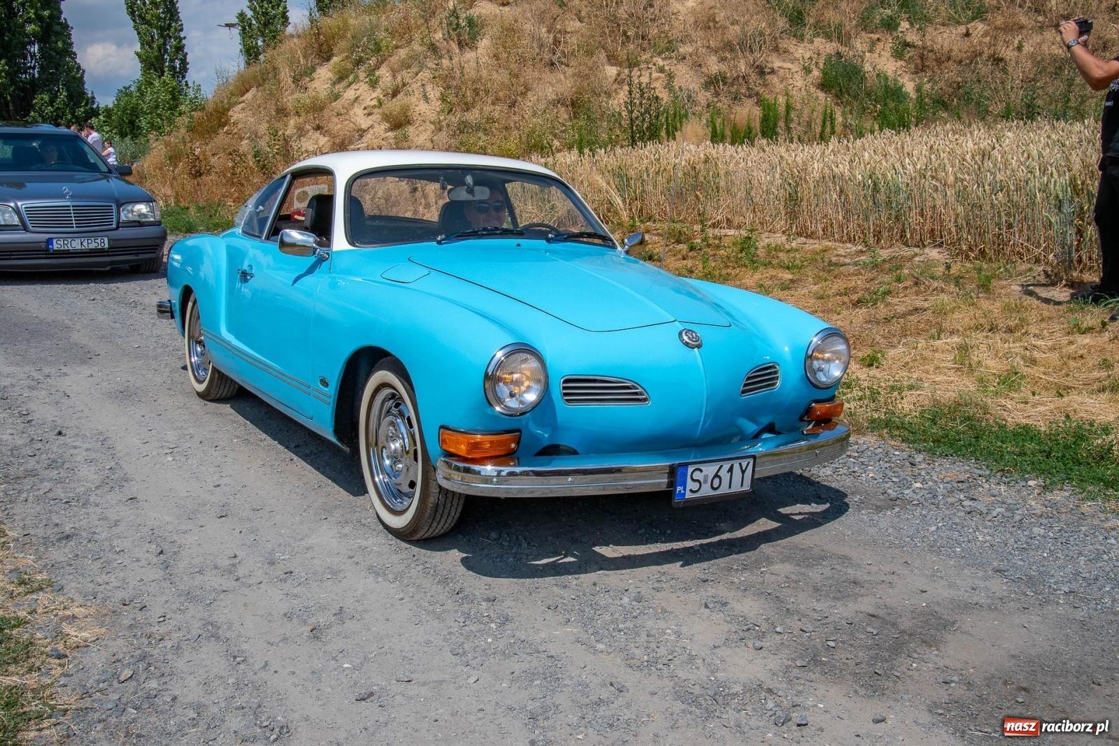 Zdjęcie w galerii na portalu naszraciborz.pl: Historyczne pojazdy w historycznym miejscu. Zlot Pojazdów Zabytkowych w Sławikowie [FOTO i WIDEO] wiadomości z regionu