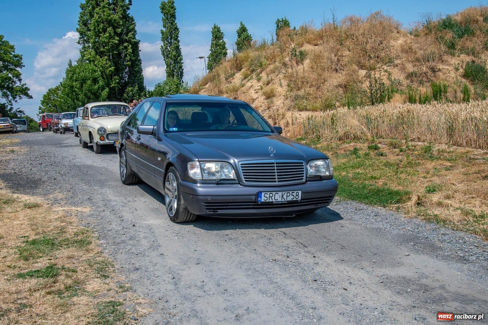 Zdjęcie w galerii na portalu naszraciborz.pl: Historyczne pojazdy w historycznym miejscu. Zlot Pojazdów Zabytkowych w Sławikowie [FOTO i WIDEO] wiadomości z regionu