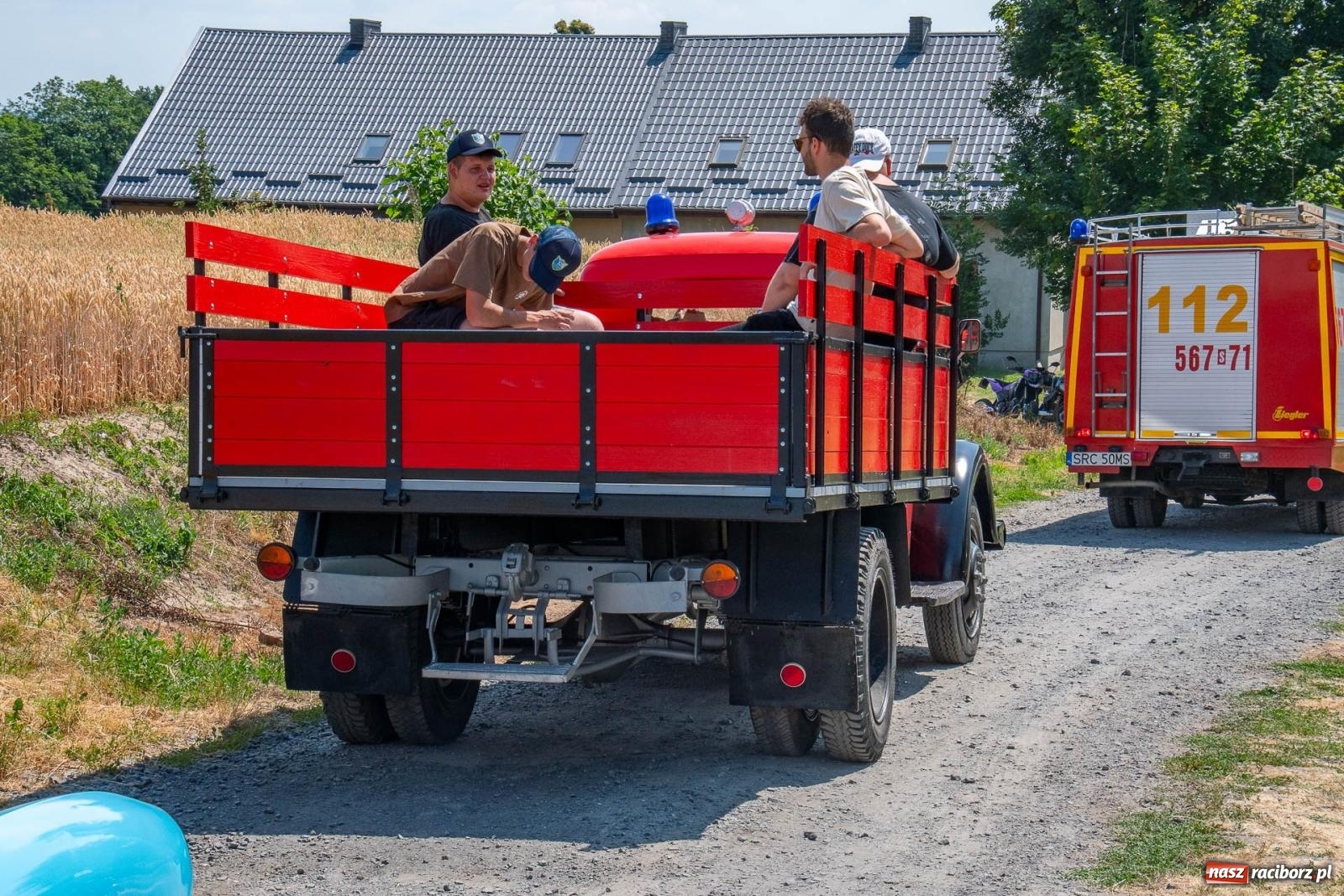Zdjęcie w galerii na portalu naszraciborz.pl: Historyczne pojazdy w historycznym miejscu. Zlot Pojazdów Zabytkowych w Sławikowie [FOTO i WIDEO] wiadomości z regionu