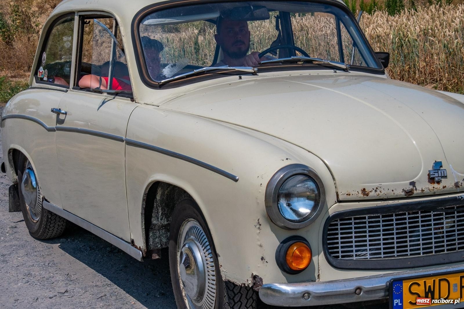 Zdjęcie w galerii na portalu naszraciborz.pl: Historyczne pojazdy w historycznym miejscu. Zlot Pojazdów Zabytkowych w Sławikowie [FOTO i WIDEO] wiadomości z regionu
