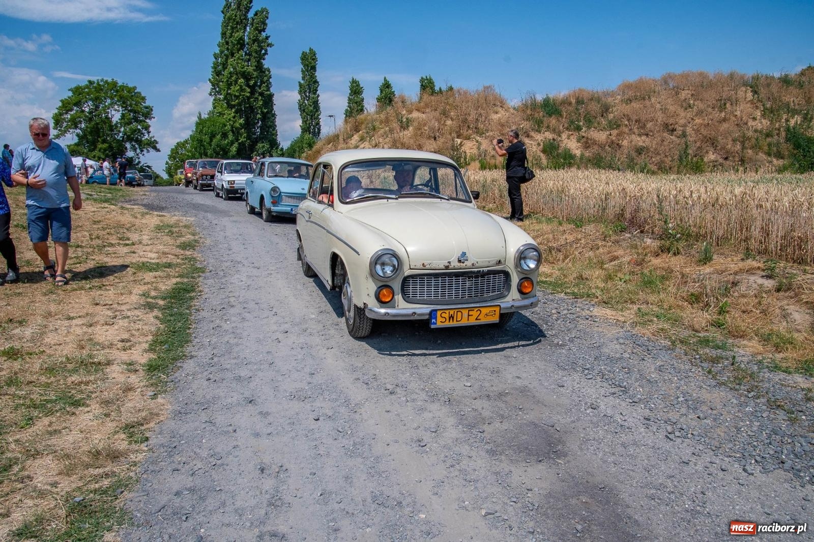 Zdjęcie w galerii na portalu naszraciborz.pl: Historyczne pojazdy w historycznym miejscu. Zlot Pojazdów Zabytkowych w Sławikowie [FOTO i WIDEO] wiadomości z regionu