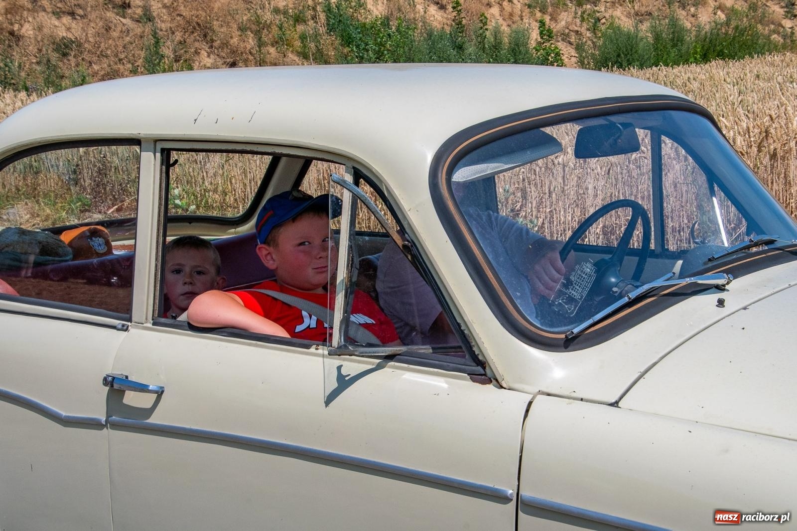 Zdjęcie w galerii na portalu naszraciborz.pl: Historyczne pojazdy w historycznym miejscu. Zlot Pojazdów Zabytkowych w Sławikowie [FOTO i WIDEO] wiadomości z regionu