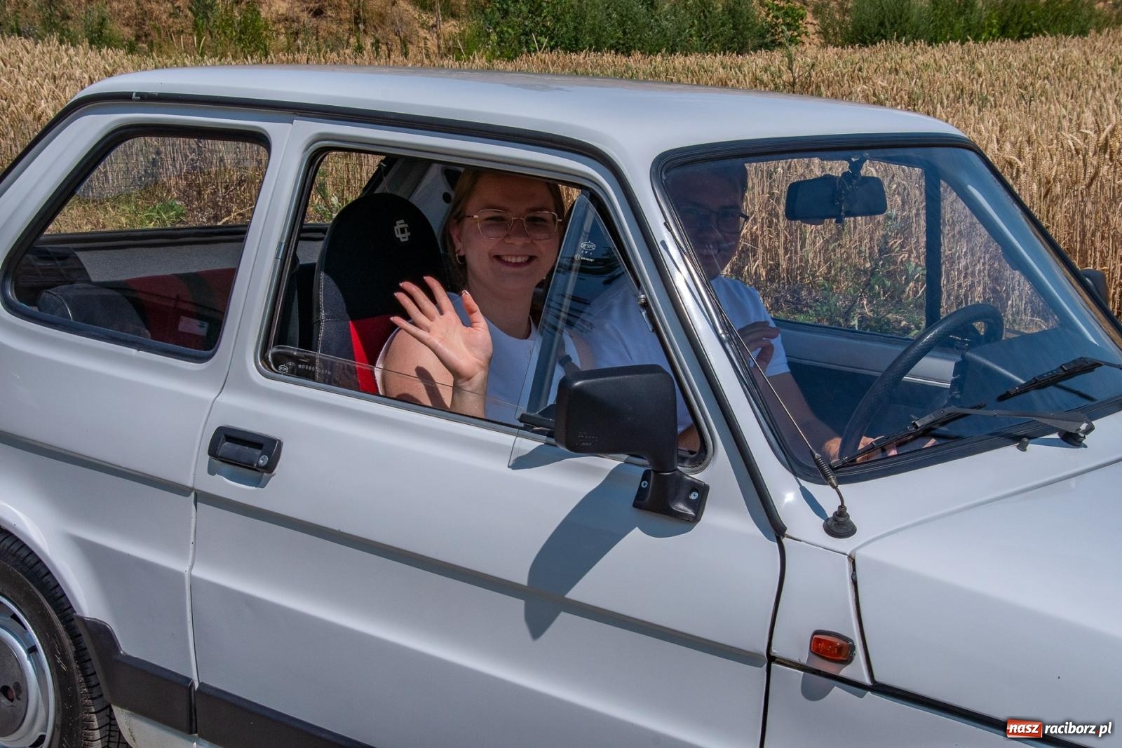 Zdjęcie w galerii na portalu naszraciborz.pl: Historyczne pojazdy w historycznym miejscu. Zlot Pojazdów Zabytkowych w Sławikowie [FOTO i WIDEO] wiadomości z regionu