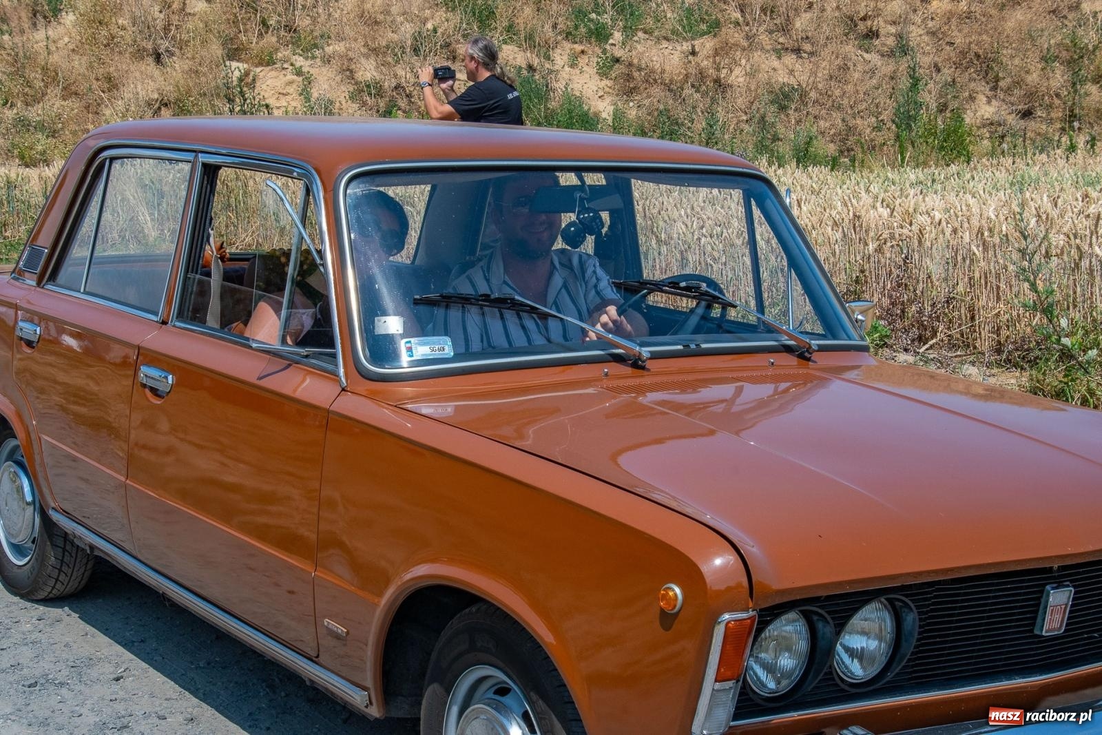 Zdjęcie w galerii na portalu naszraciborz.pl: Historyczne pojazdy w historycznym miejscu. Zlot Pojazdów Zabytkowych w Sławikowie [FOTO i WIDEO] wiadomości z regionu