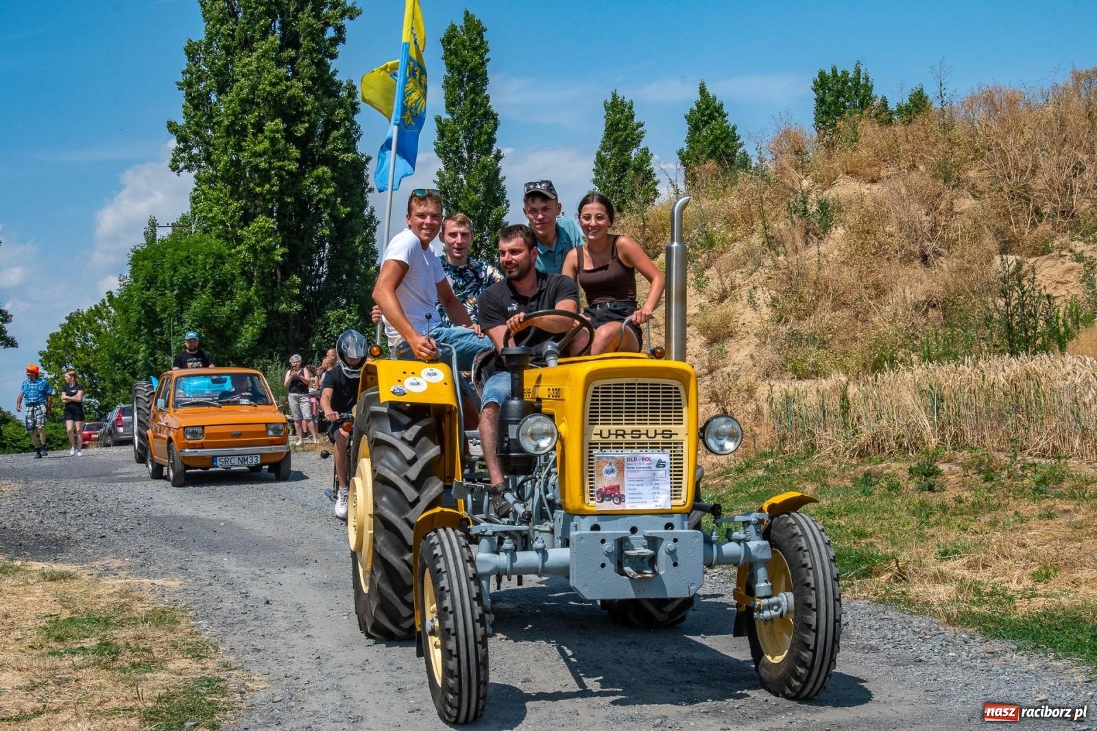 Zdjęcie w galerii na portalu naszraciborz.pl: Historyczne pojazdy w historycznym miejscu. Zlot Pojazdów Zabytkowych w Sławikowie [FOTO i WIDEO] wiadomości z regionu