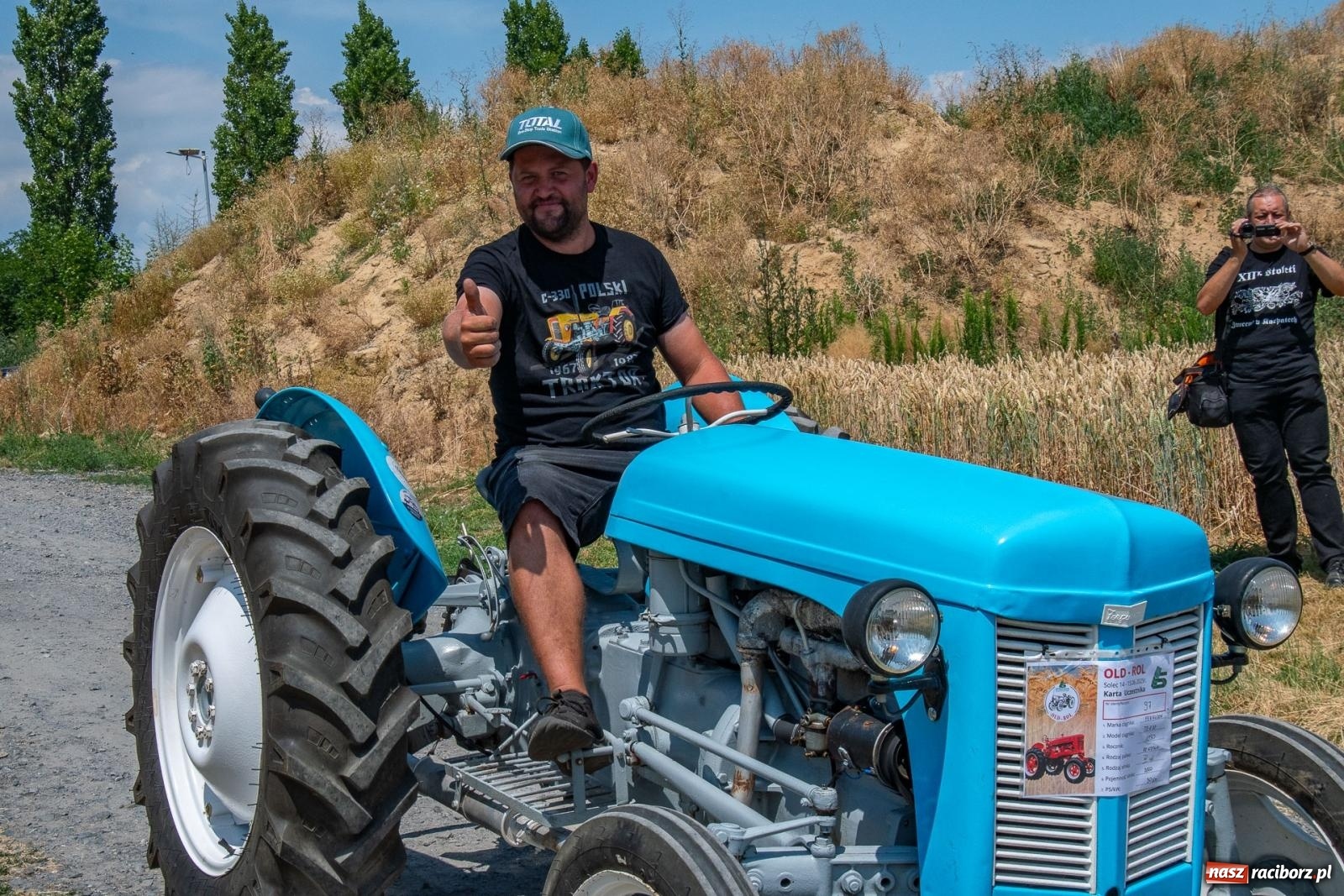 Zdjęcie w galerii na portalu naszraciborz.pl: Historyczne pojazdy w historycznym miejscu. Zlot Pojazdów Zabytkowych w Sławikowie [FOTO i WIDEO] wiadomości z regionu