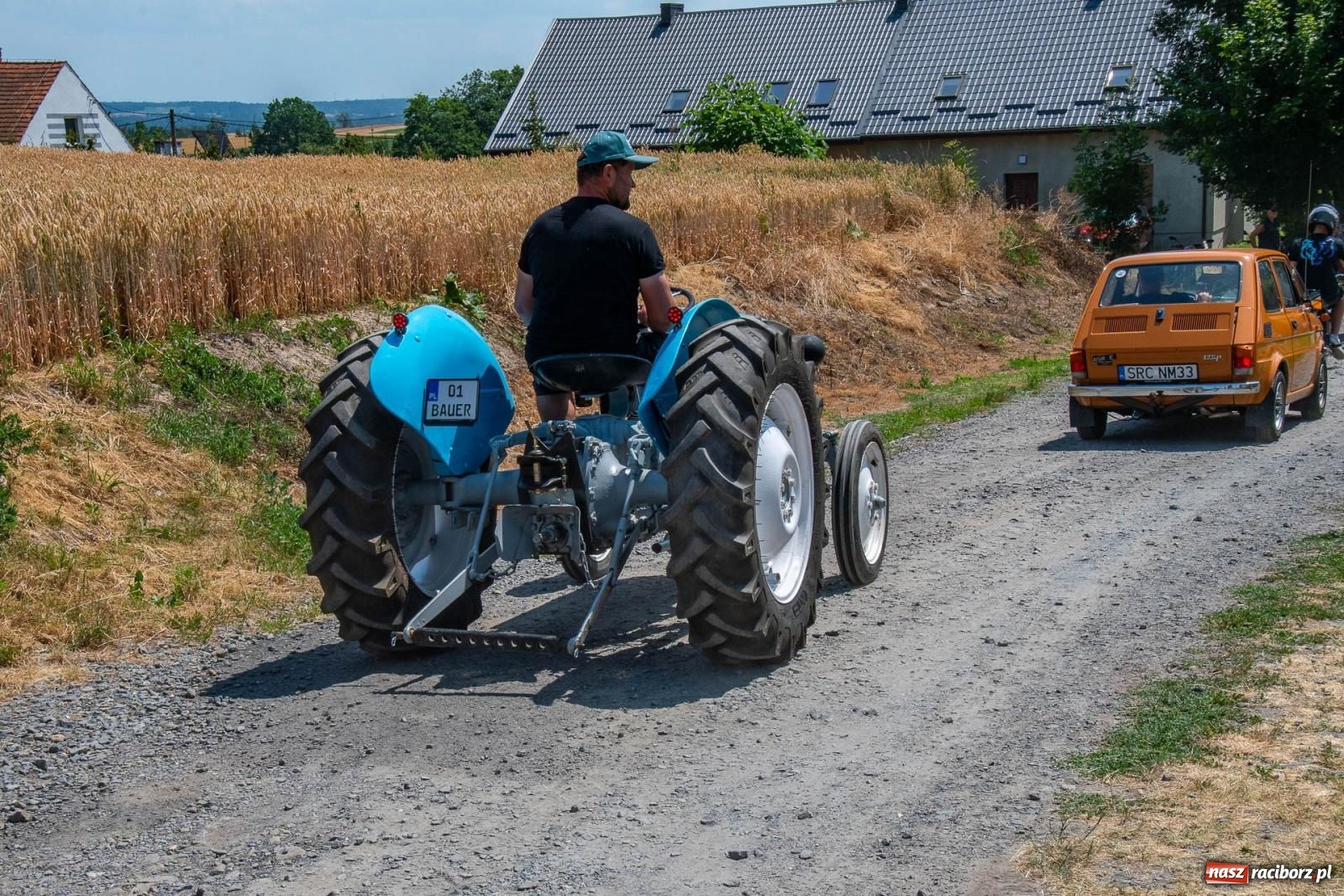 Zdjęcie w galerii na portalu naszraciborz.pl: Historyczne pojazdy w historycznym miejscu. Zlot Pojazdów Zabytkowych w Sławikowie [FOTO i WIDEO] wiadomości z regionu
