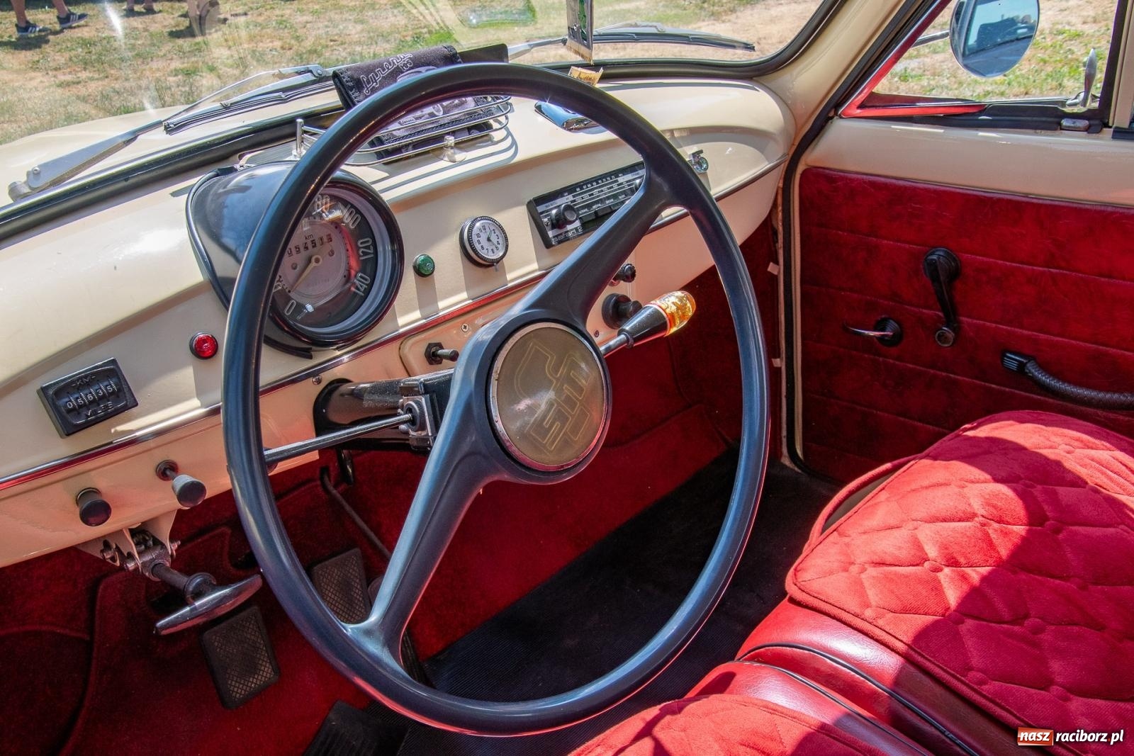 Zdjęcie w galerii na portalu naszraciborz.pl: Historyczne pojazdy w historycznym miejscu. Zlot Pojazdów Zabytkowych w Sławikowie [FOTO i WIDEO] wiadomości z regionu