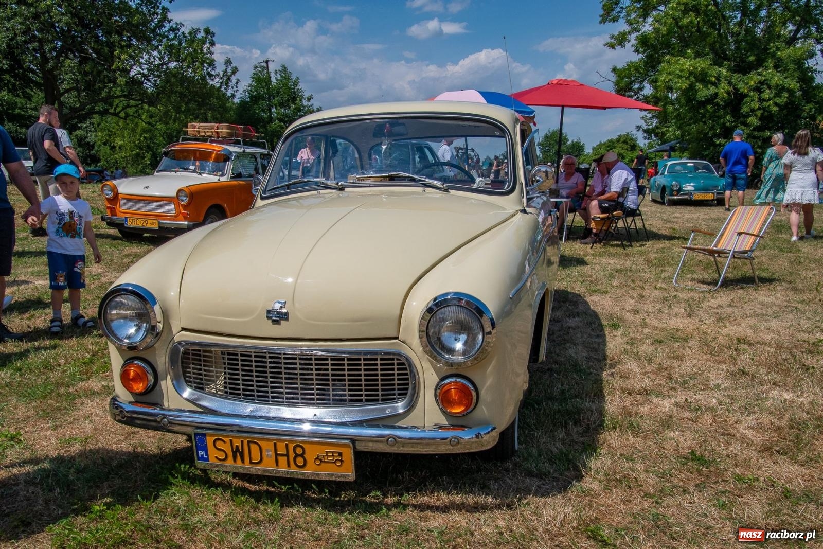 Zdjęcie w galerii na portalu naszraciborz.pl: Historyczne pojazdy w historycznym miejscu. Zlot Pojazdów Zabytkowych w Sławikowie [FOTO i WIDEO] wiadomości z regionu
