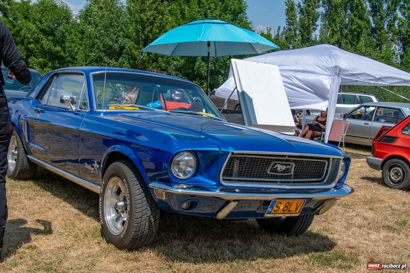 Zdjęcie w galerii na portalu naszraciborz.pl: Historyczne pojazdy w historycznym miejscu. Zlot Pojazdów Zabytkowych w Sławikowie [FOTO i WIDEO] wiadomości z regionu